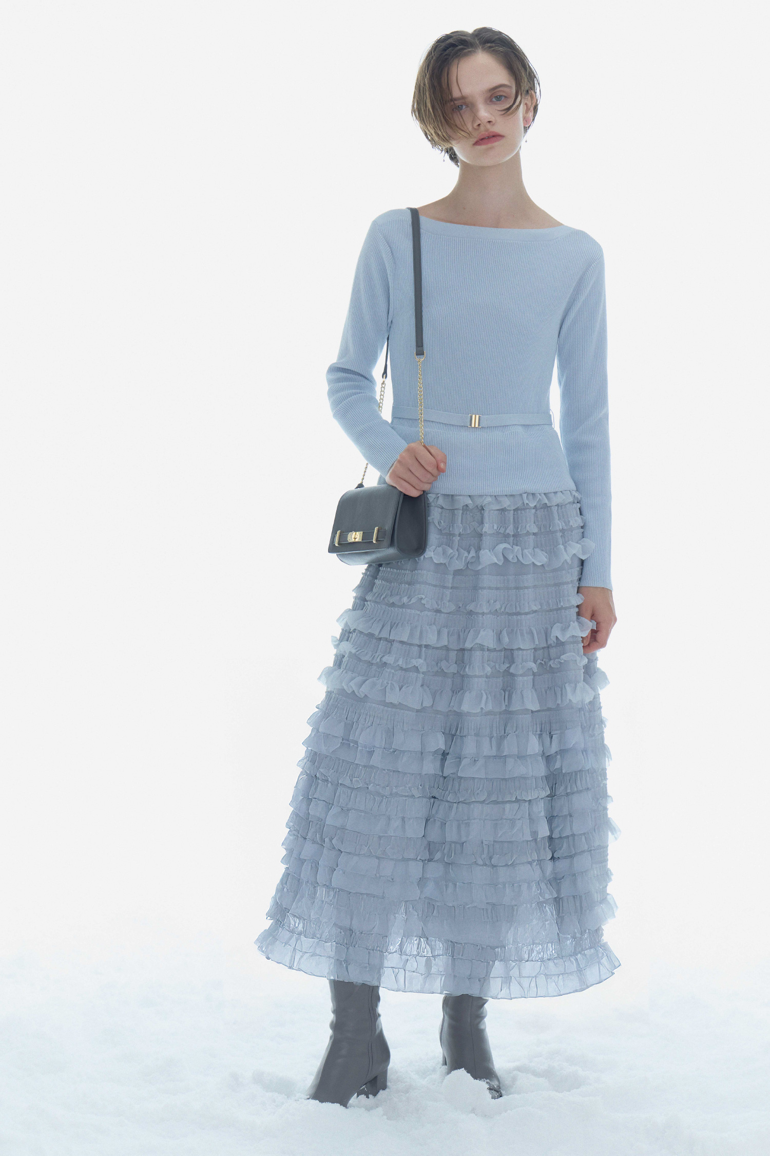 フリルティアードニットドッキングワンピース、ショートスイングビジューピアス、ビジューツイストバックルショルダーバッグ、ビジュー＆リボンクリップ付きストレッチブーツの着用イメージ