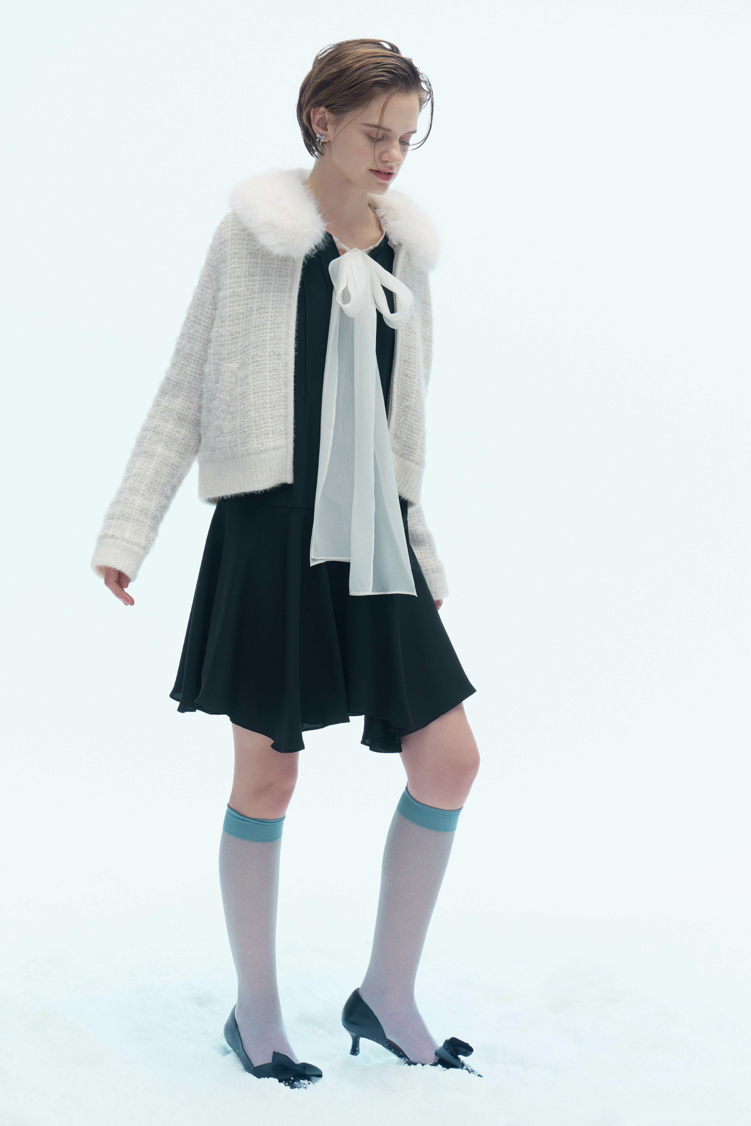 ファー衿付きツイードニットブルゾン、ビッグリボンフレアワンピース、ビジューリボンイヤリング、リボンクリップ付きパンプスの着用イメージ