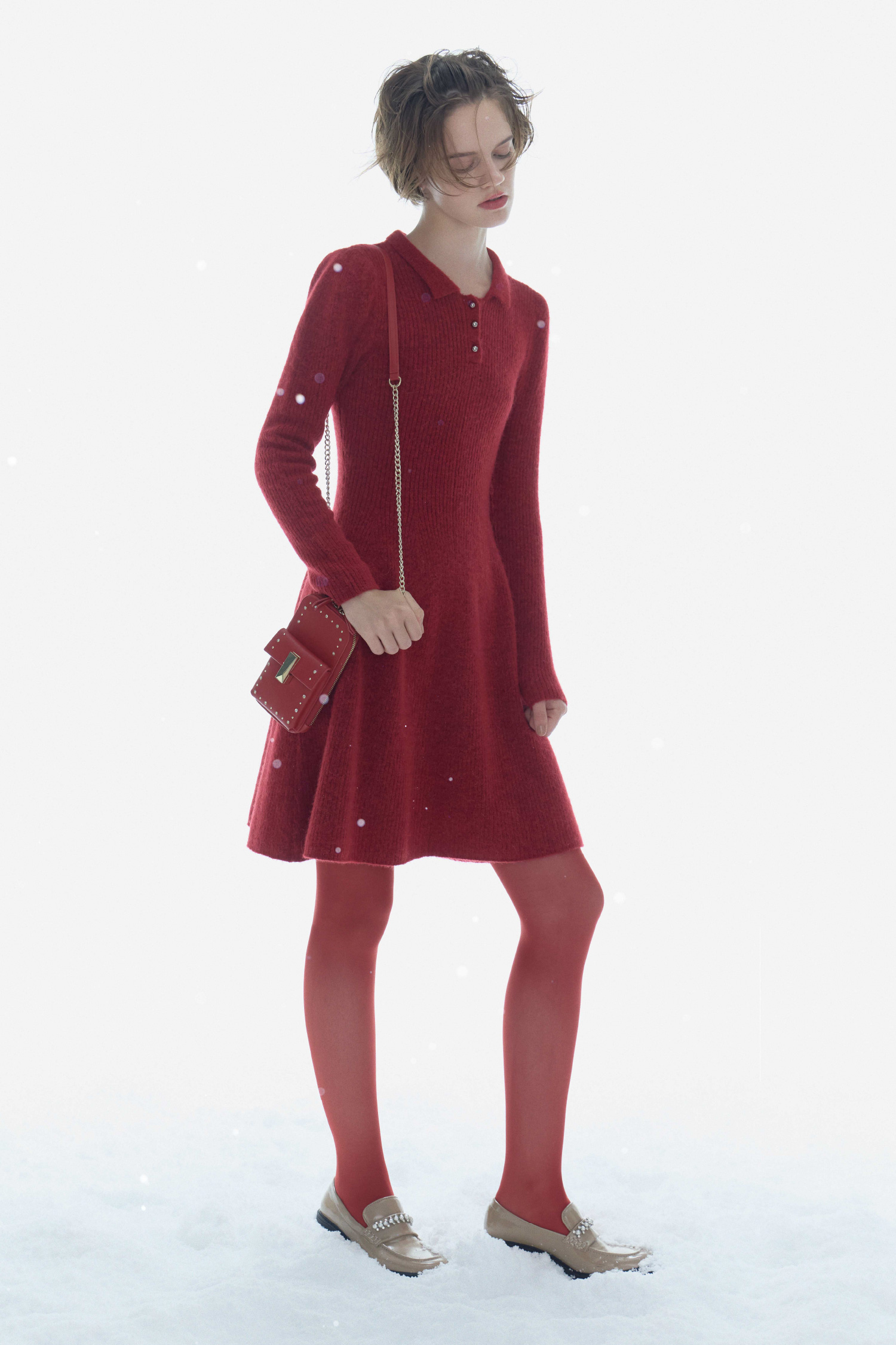 赤色の襟付きミニニットワンピースとリュタンビジュースタッズマルチショルダー、ビジューリボンイヤリング、ビジューパール付き厚底ローファーを着用したイメージ