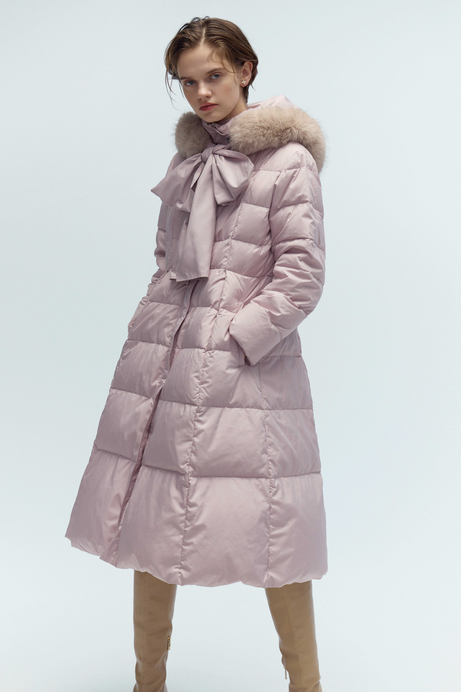 フードリボンロングダウンコート、ロゴメタル付きロングブーツの着用イメージ