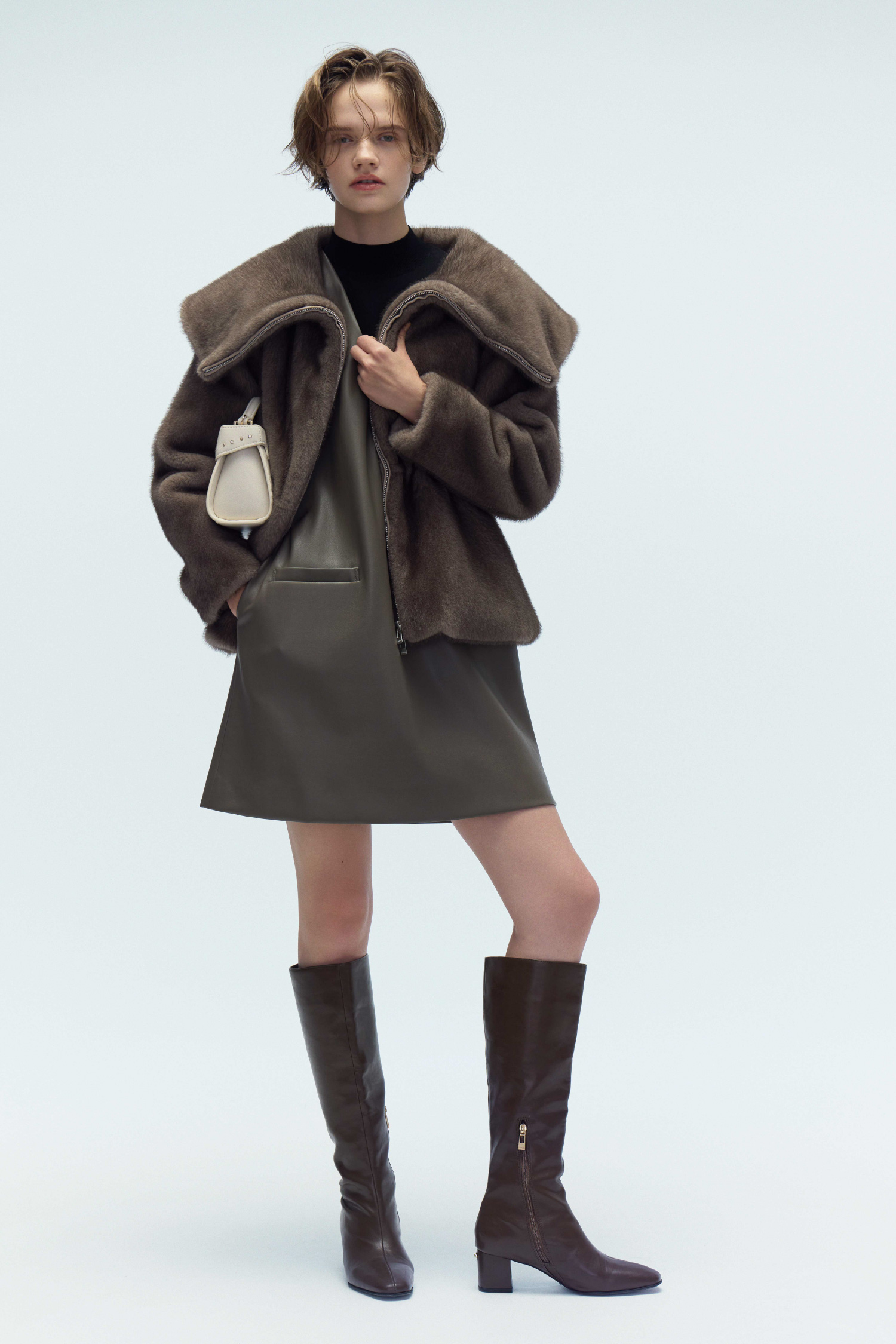 ビッグカラーペプラムファージャケット、Vネックミニジャンパースカートセット、リュタンビジュースタッズポシェット（Ｍ）、ロゴメタル付きロングブーツの着用イメージ