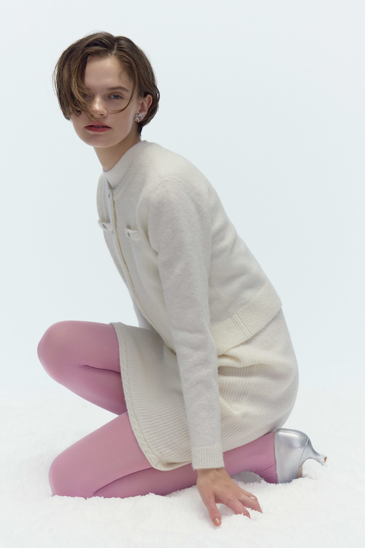 スパークルミニニットワンピースセット、ビジューリボンイヤリング、リボンクリップ付きパンプスの着用イメージ