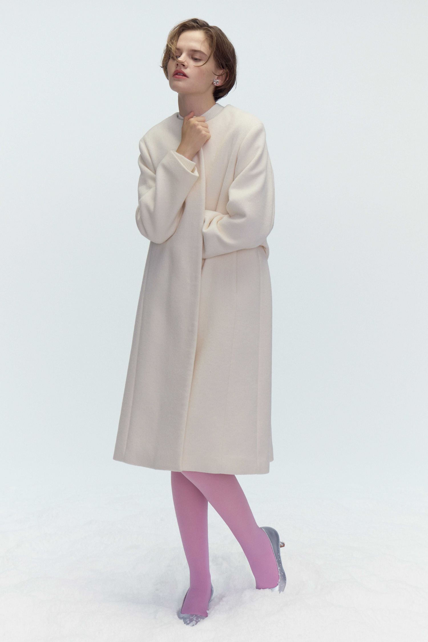 白色のスパークルミニニットワンピースセット、ピンク色のストーキングを着用したモデル画像