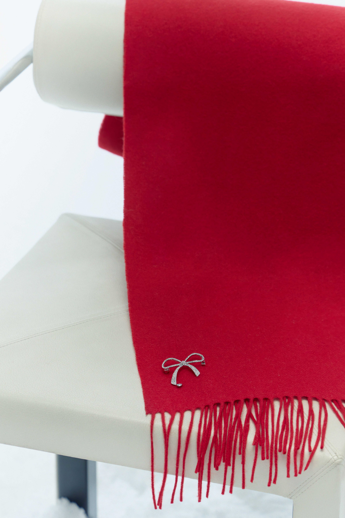 ビジューブローチ付きカシミヤ混ストールの商品画像