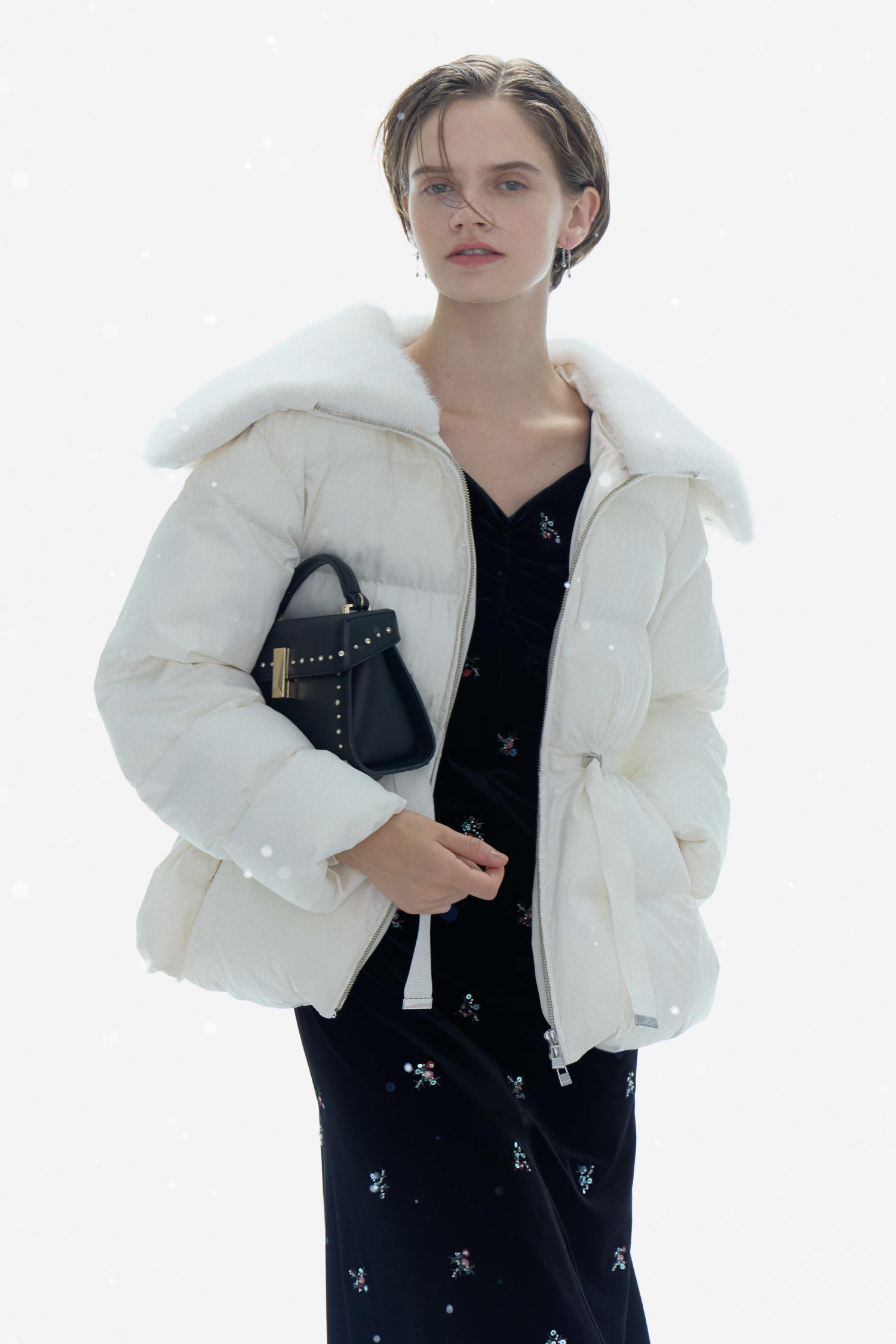 ファー襟付きキルティングショートコート、花柄刺繡ベロアワンピース、ショートスイングビジューピアス、リュタンビジュースタッズポシェット（Ｍ）の着用イメージ