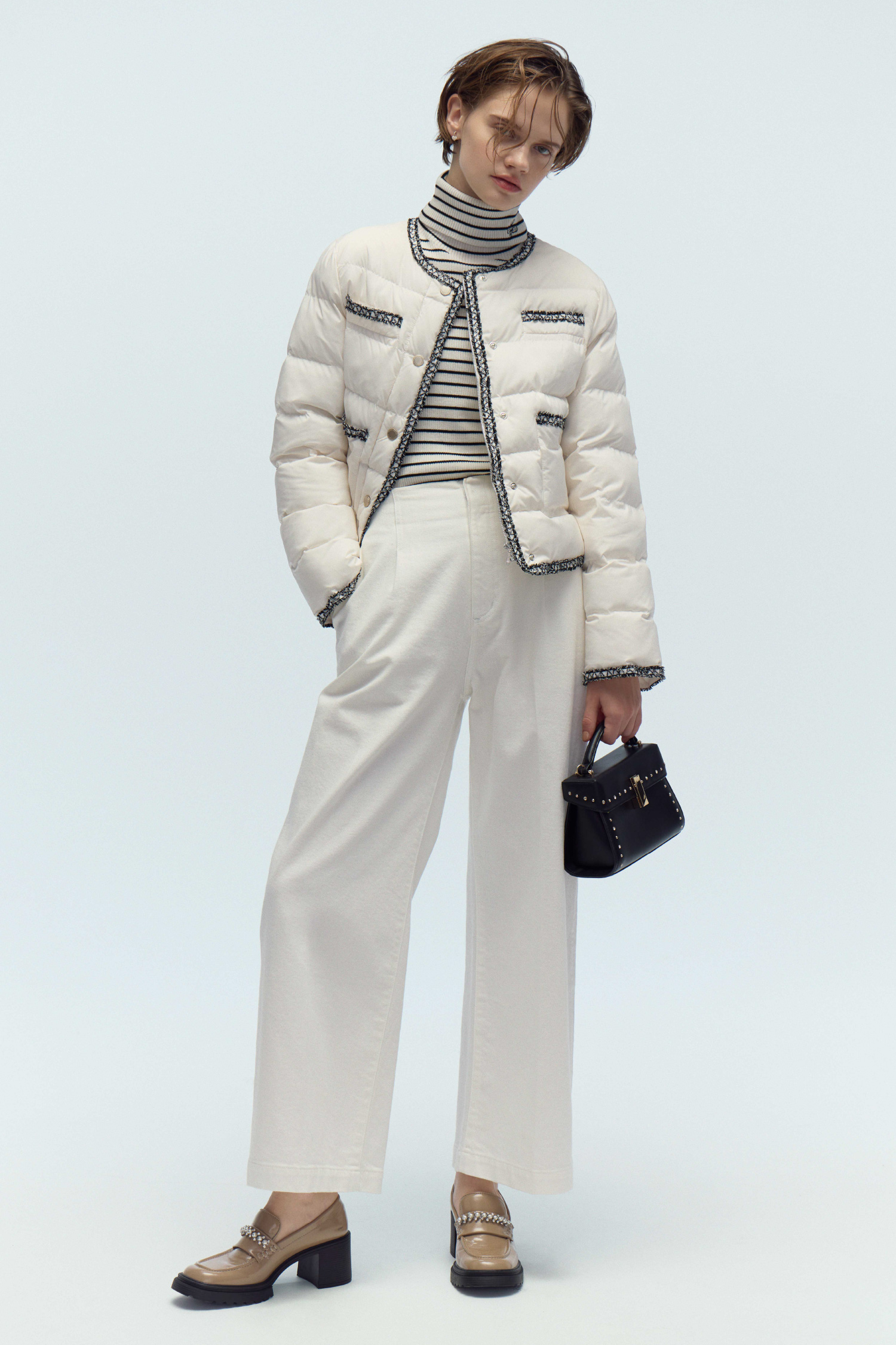 トリムデザインキルティングジャケット、カリグラフィー刺繡シルク混リブニットプルオーバー、オーガニックコットンストレートデニム、パヴェビジューハートピアス、リュタンビジュースタッズポシェット、ビジューパール付き厚底ローファーの着用イメージ