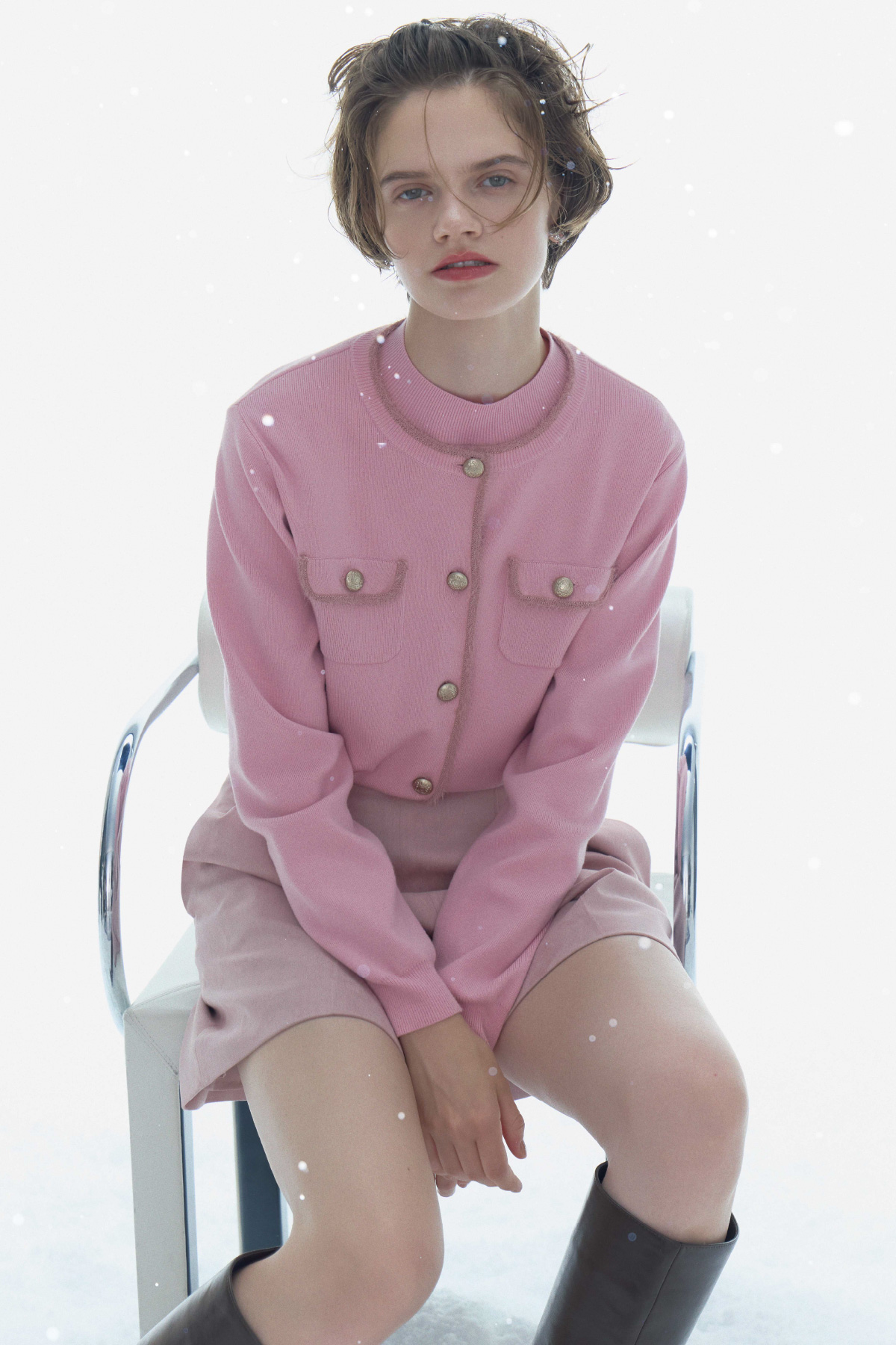 ピンク色のファートリムニットアンサンブルとバリエーションショートパンツを着用したモデル画像