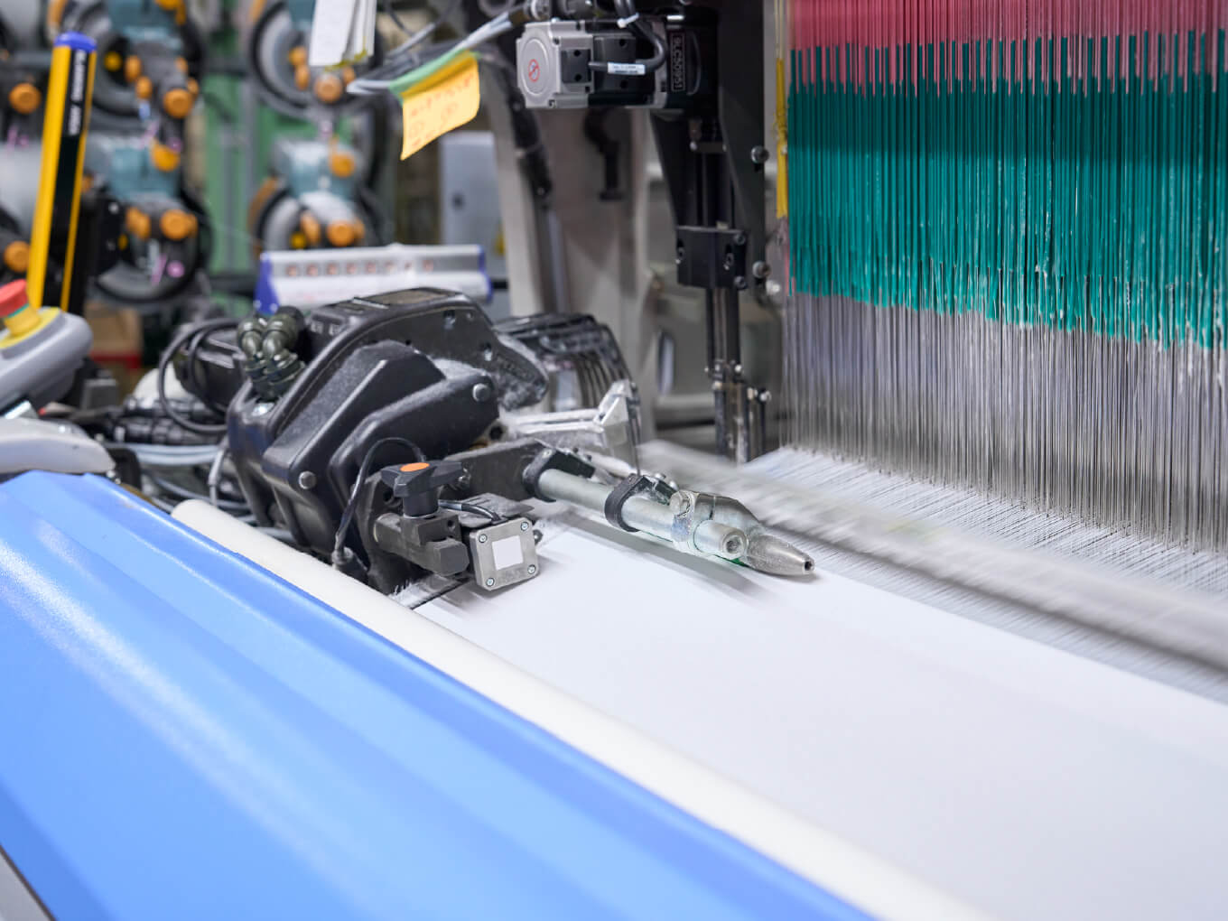 工場内の最新式のレピア織機 画像