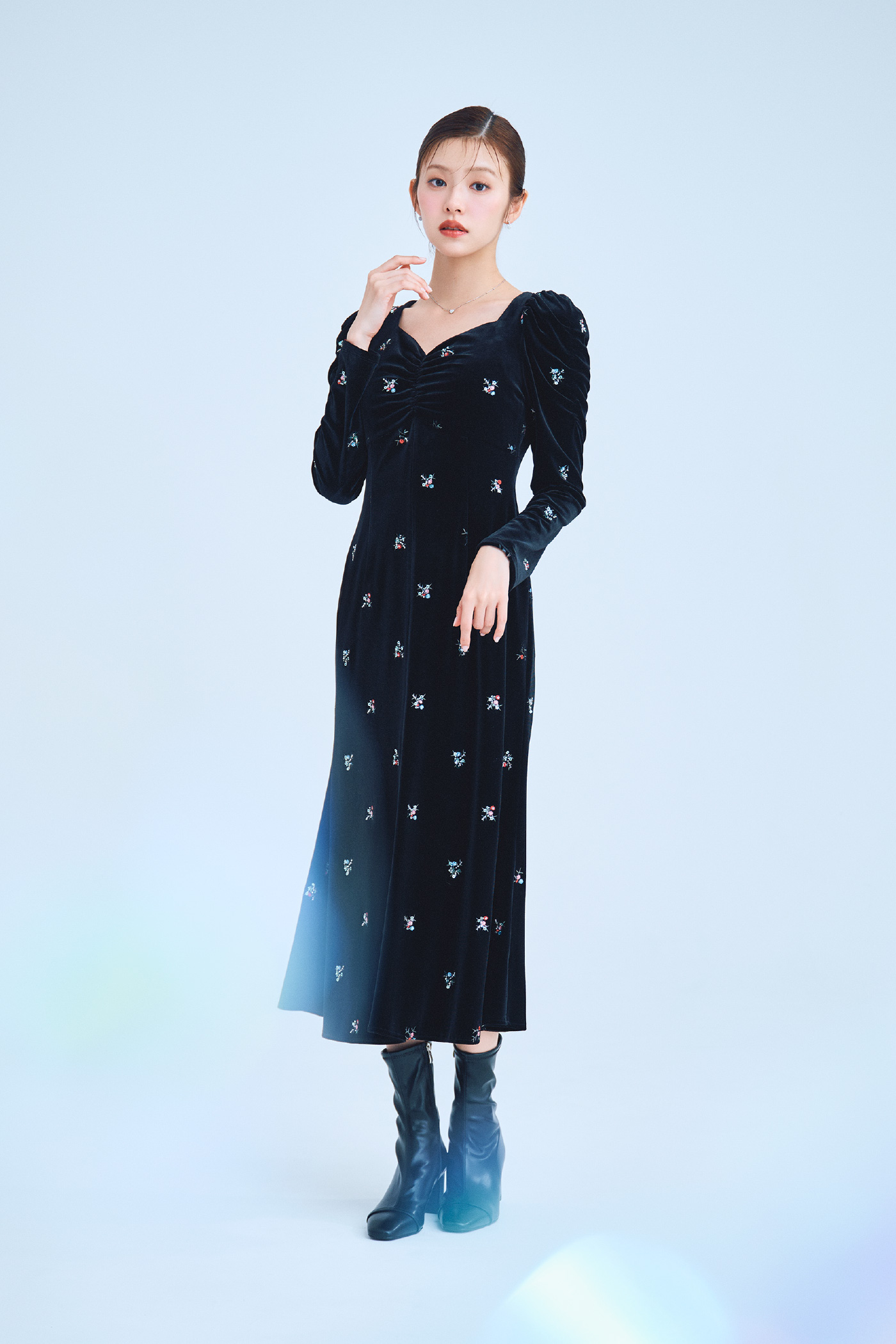 花柄刺繡ベロアワンピース、パヴェビジューハートピアス、パヴェビジューハートネックレス、ビジュー＆リボンクリップ付きストレッチブーツの着用イメージ