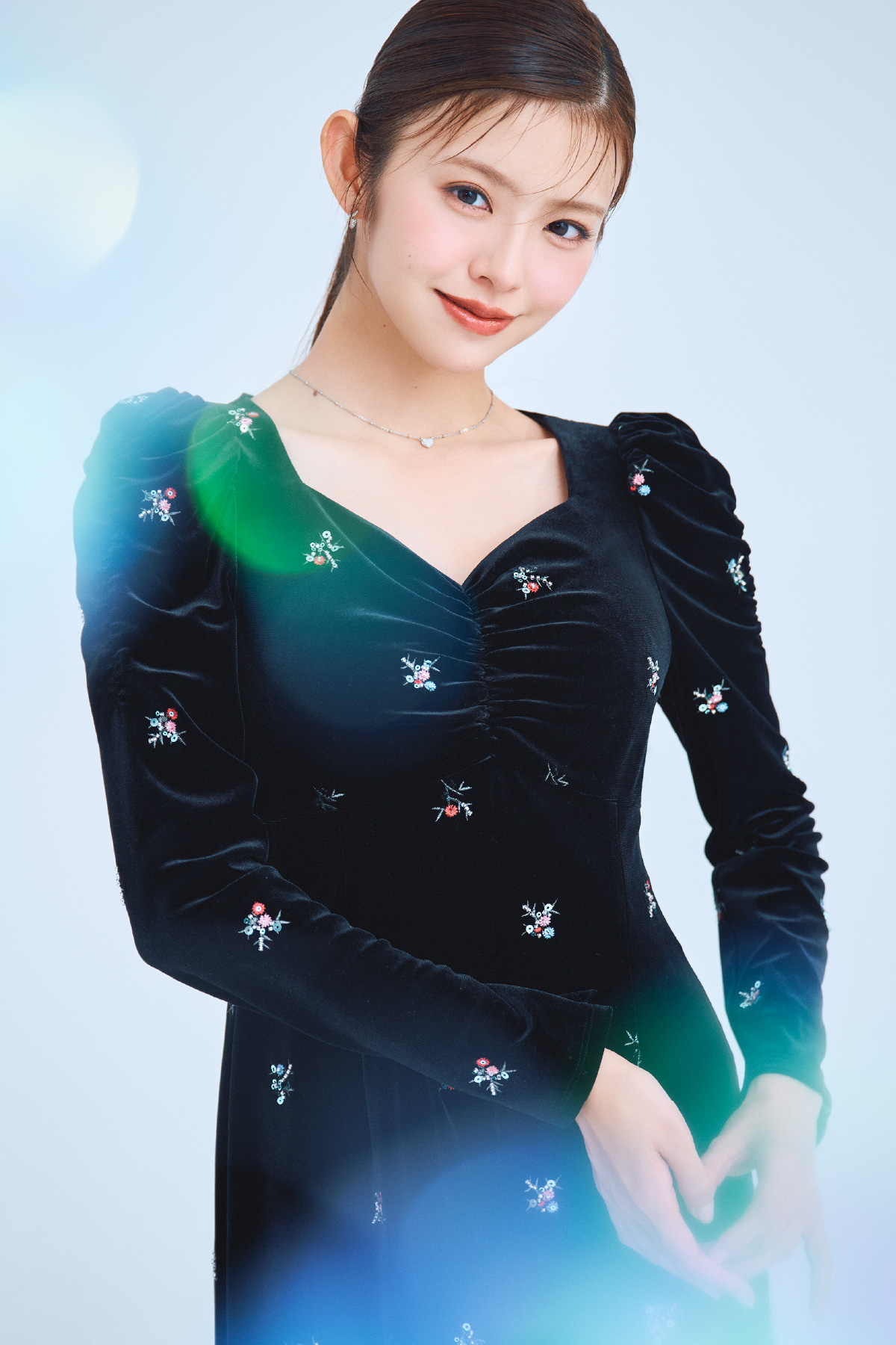 花柄刺繡ベロアワンピース、パヴェビジューハートピアスを着用したモデル画像