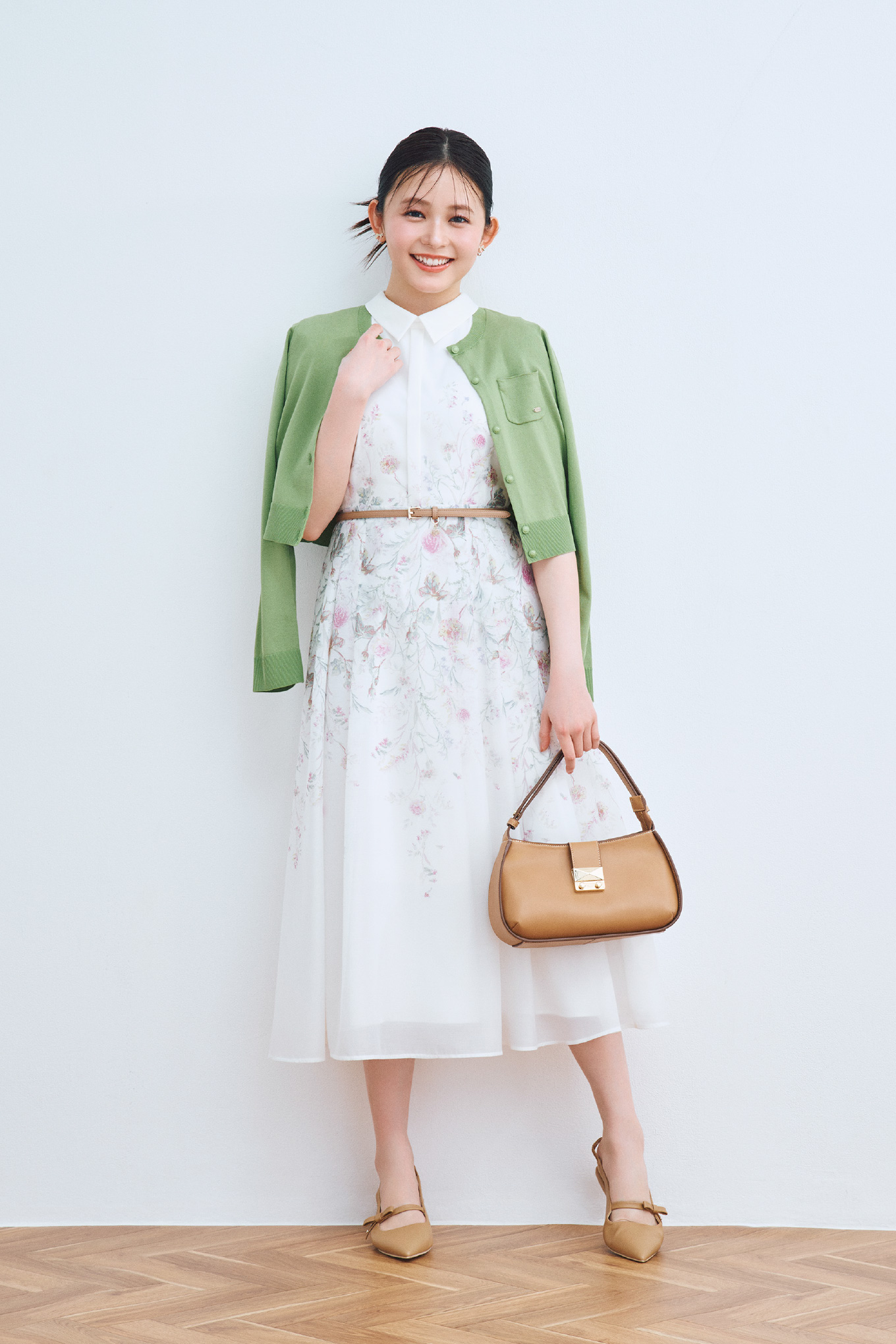 ポケットカーディガン、パネルフラワーワンピース、リボンビジューイヤリング、カリグラフィーチャーム付きナローベルト、2WAYワンハンドルショルダーバッグ、リボンディテールバックストラップミュールの着用イメージ