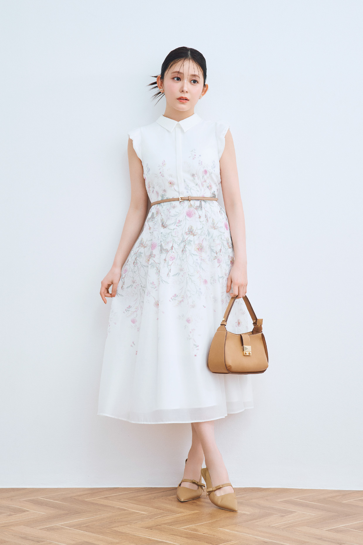 パネルフラワーワンピースとキャメルカラーのカリグラフィーチャーム付きナローベルト、2WAYワンハンドルショルダーバッグ、リボンディテールバックストラップミュールを着用したモデル画像