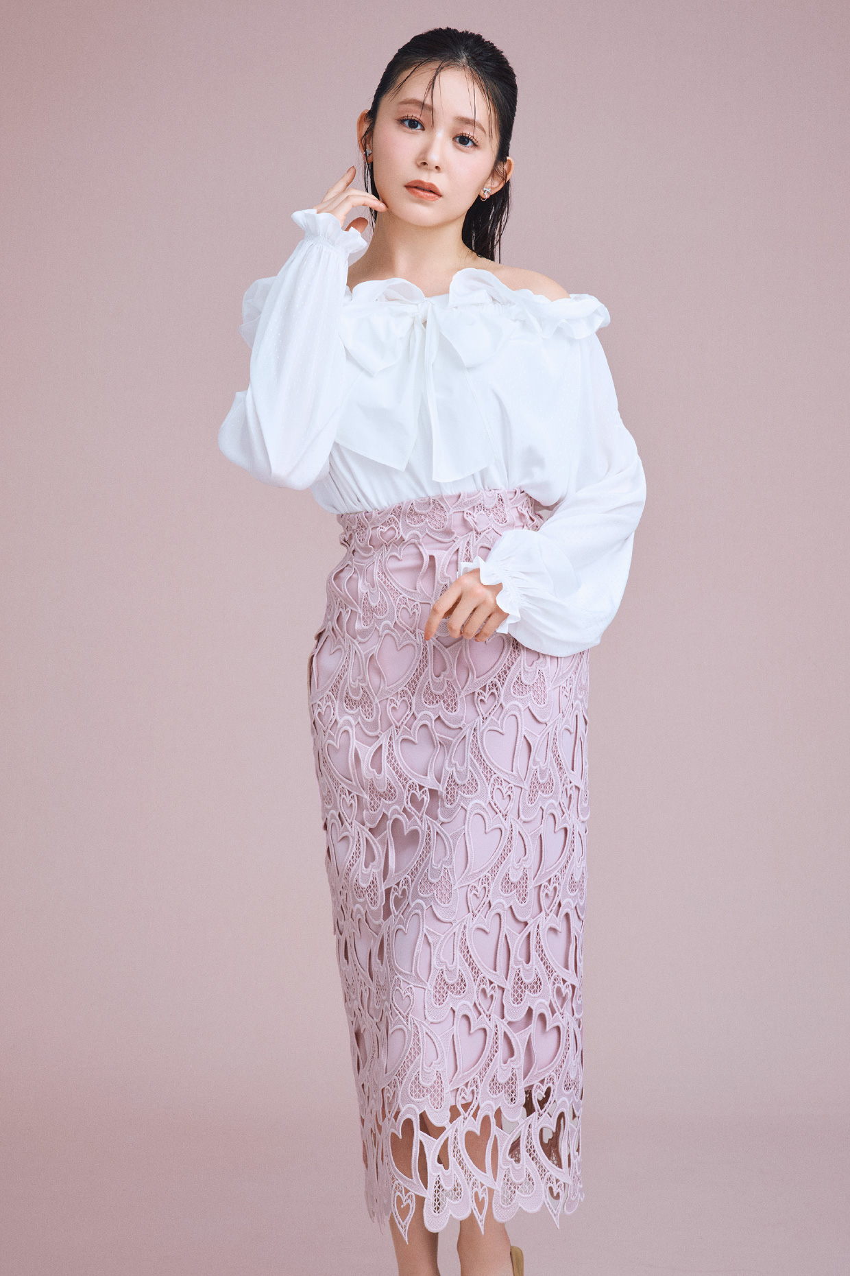 ビッグリボンスモックブラウス、【WEB限定サイス】ハートレースタイトスカート、リボンビジューイヤリング、リボンディテールバックストラップミュールの着用イメージ