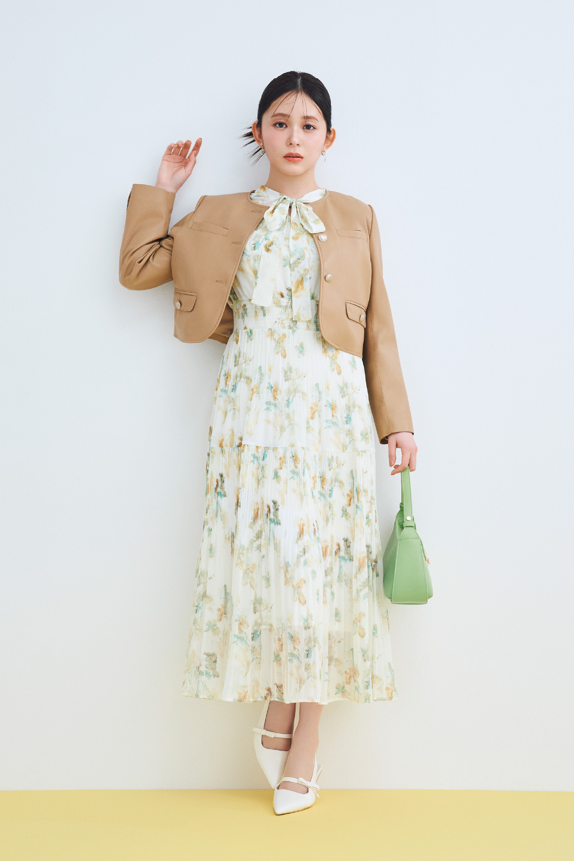 レザーライクショートジャケット、マーブルフラワープリントワンピース、ハートパヴェビジューイヤリング、2WAYワンハンドルショルダーバッグ、リボンディテールバックストラップミュールの着用イメージ