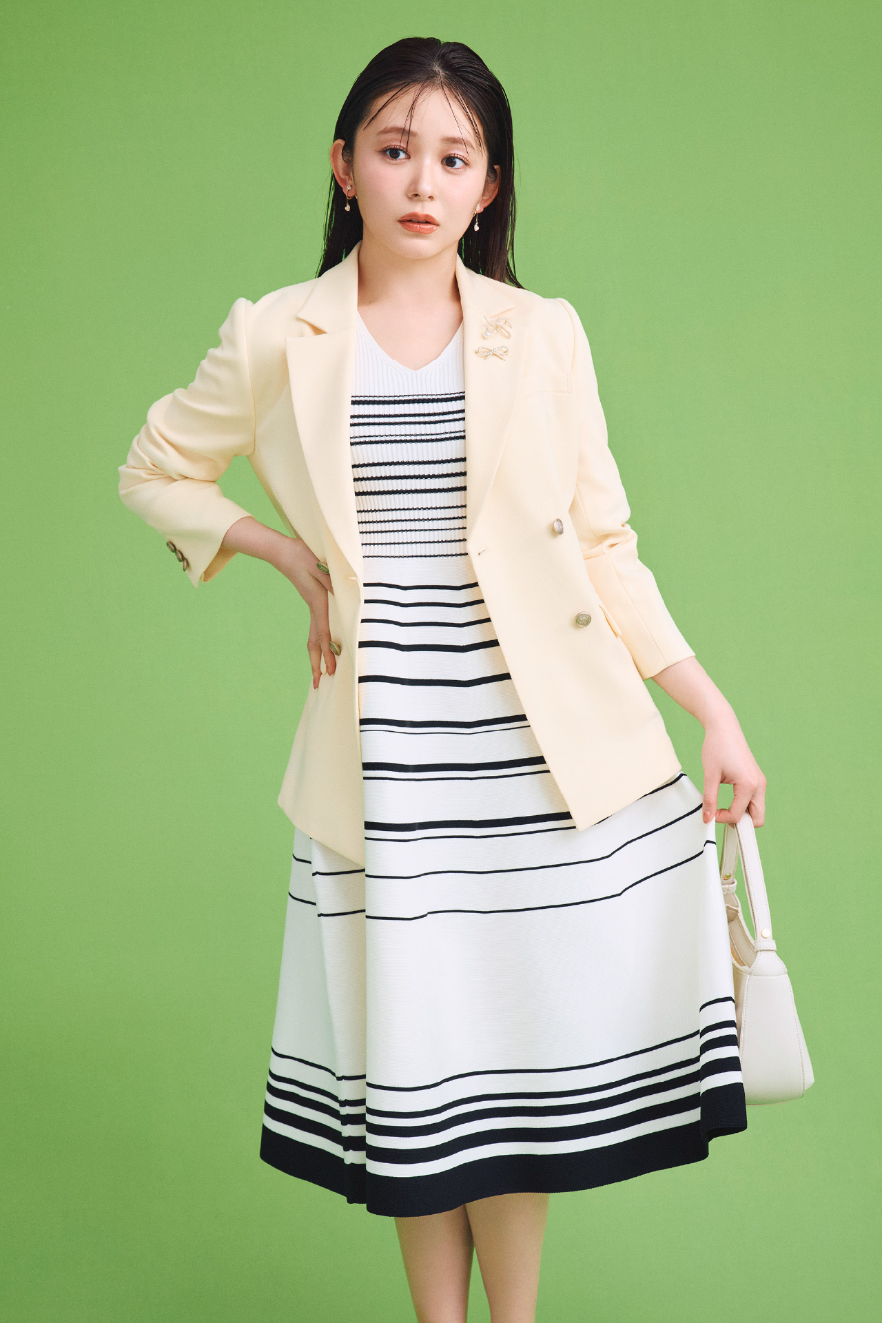 ダブルテーラードジャケット、ベルスリーブホールガーメントワンピース、ハートパヴェビジューイヤリング、Cロゴパール付きビジューブローチ、シンプリービジューリボンブローチ、2WAYワンハンドルショルダーバッグの着用イメージ