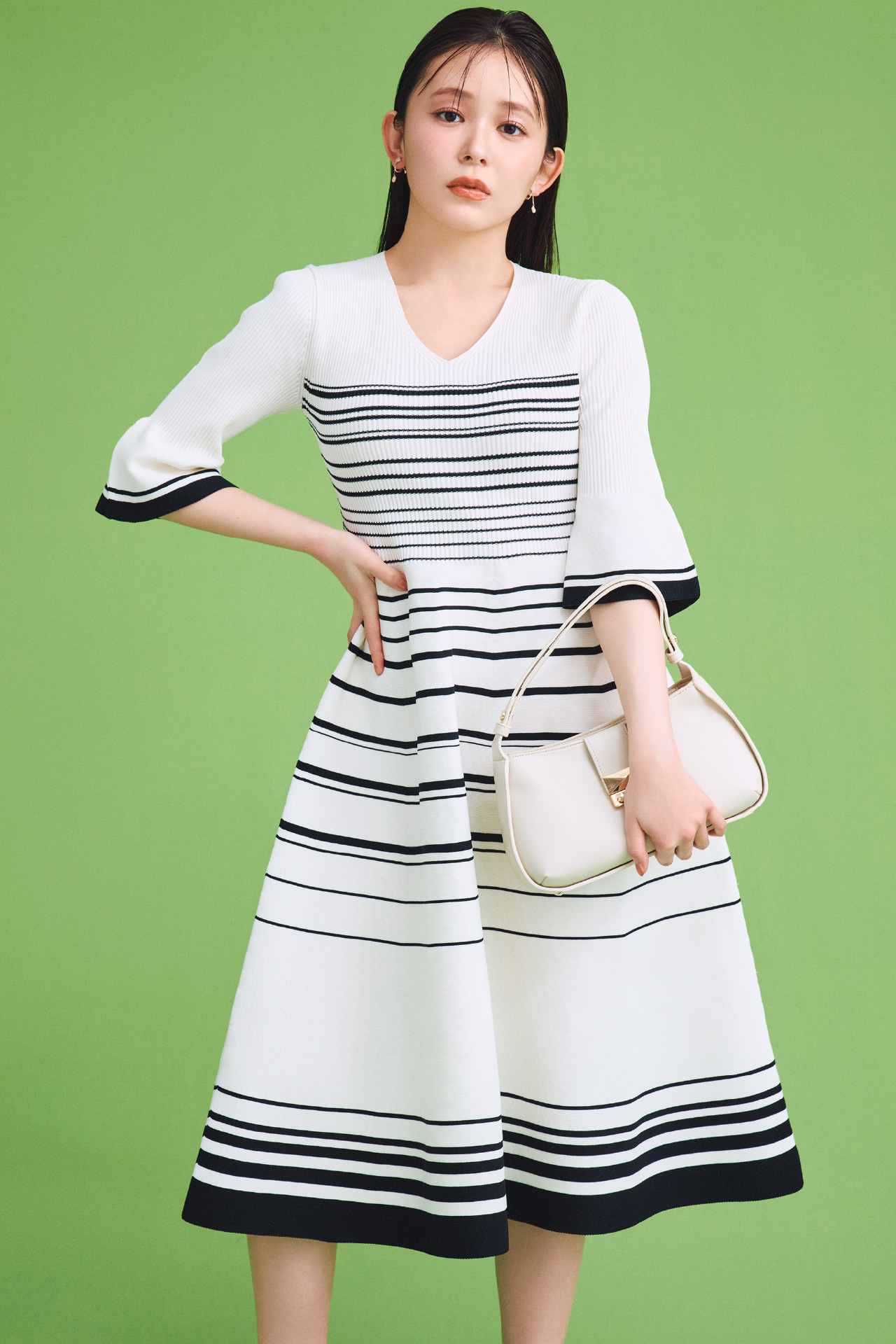 ベルスリーブホールガーメントワンピースと2WAYワンハンドルショルダーバッグを着用したモデル画像