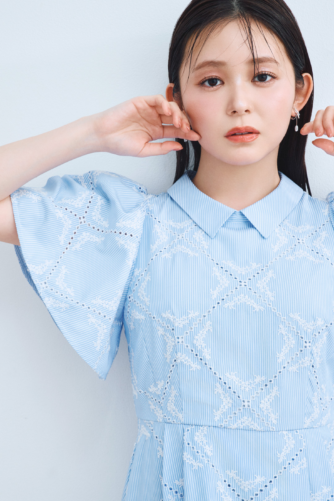 パステル青色のフラワーエンブロイダリーワンピースを着用したモデル画像