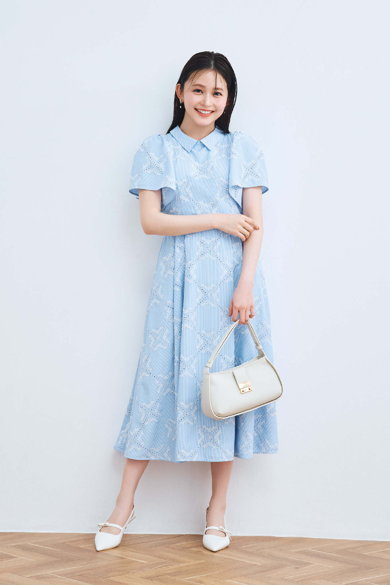 フラワーエンブロイダリーワンピース、ビジューチューリップイヤリング、2WAYワンハンドルショルダーバッグ、リボンディテールバックストラップミュールの着用イメージ