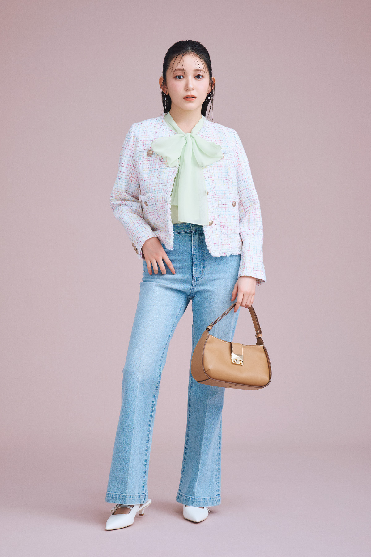 フリンジツイードジャケット、ボウタイリボンハーフスリーブブラウス、ハイウエストフレアデニムパンツ、ビジューチューリップイヤリング、2WAYワンハンドルショルダーバッグ、リボンディテールバックストラップミュールの着用イメージ