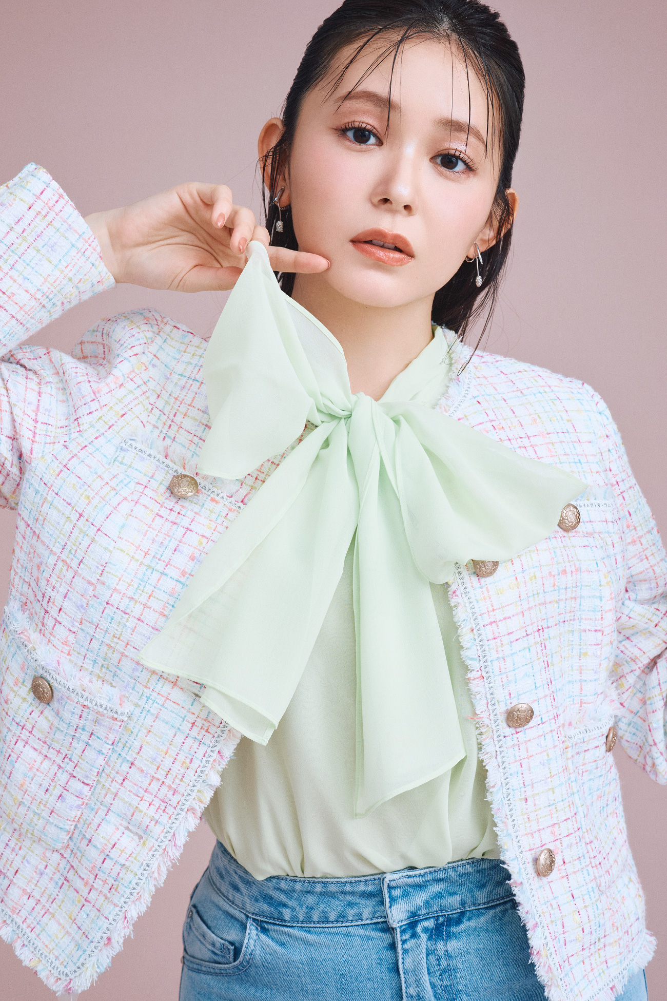 フリンジツイードジャケット、ボウタイリボンハーフスリーブブラウス、ハイウエストフレアデニムパンツを着用したモデル画像