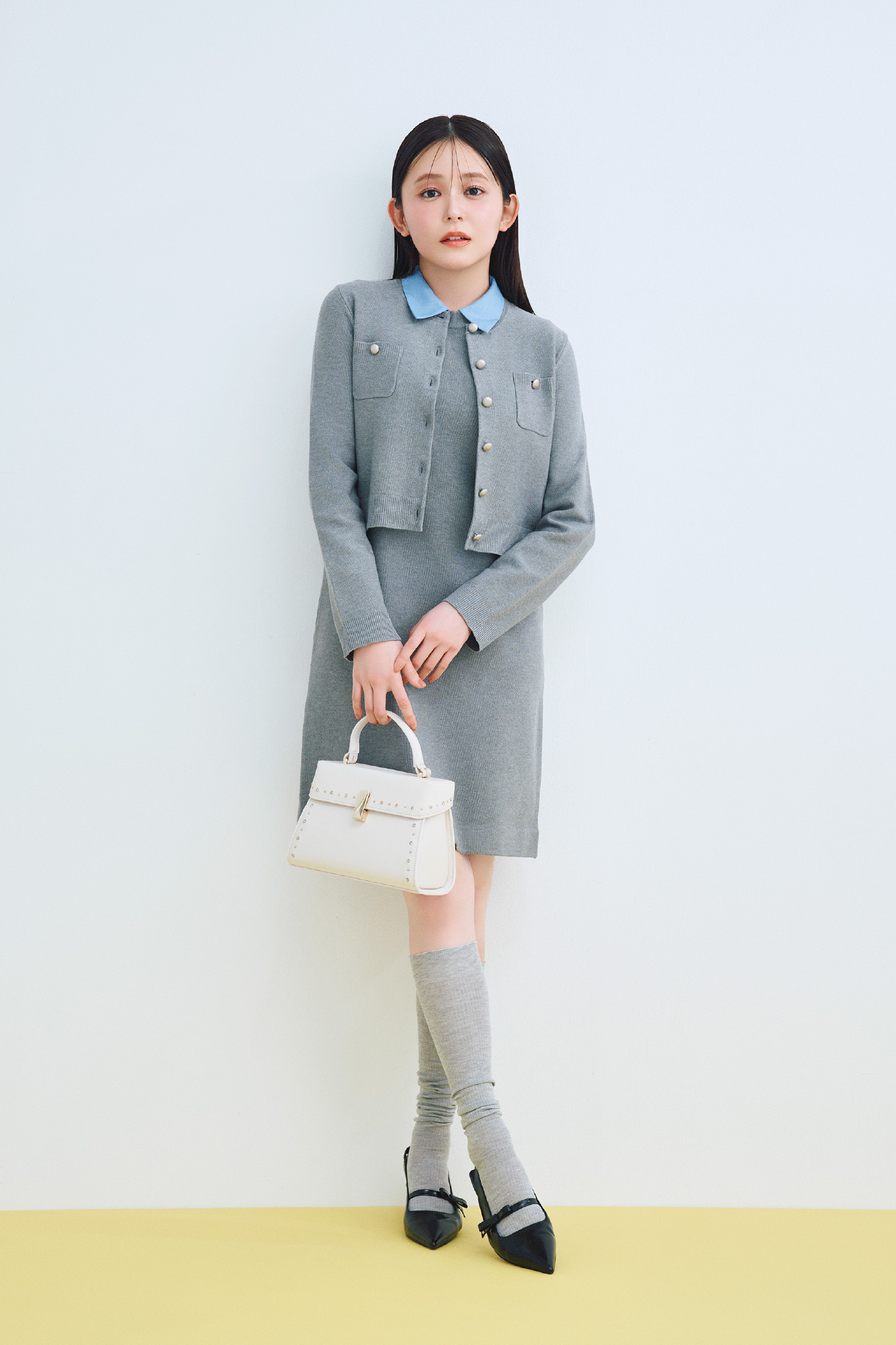 グレー色の襟付きニットワンピースセット、リュタンビジュースタッズポシェット（Ｍ）、【リュタン】ビジュースタッズポシェット（Ｍ）、ロゴ刺繍入り靴下、リボンディテールバックストラップミュールを着用したモデル画像