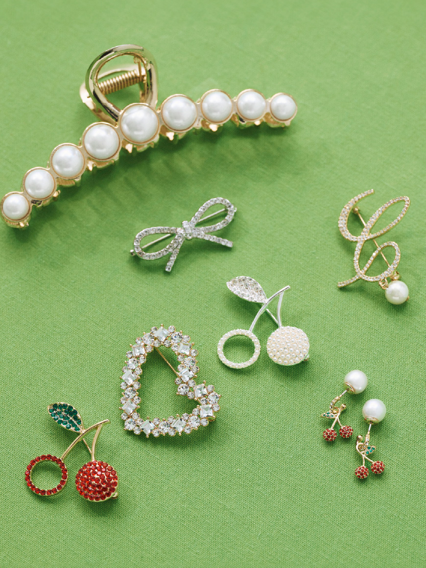 ランダムビジューハートブローチ、シンプリービジューリボンブローチ、Cロゴパール付きビジューブローチ、ビジューチェリーピアスブローチ、ビジューチェリーピアス、パールへアバンスの商品画像
