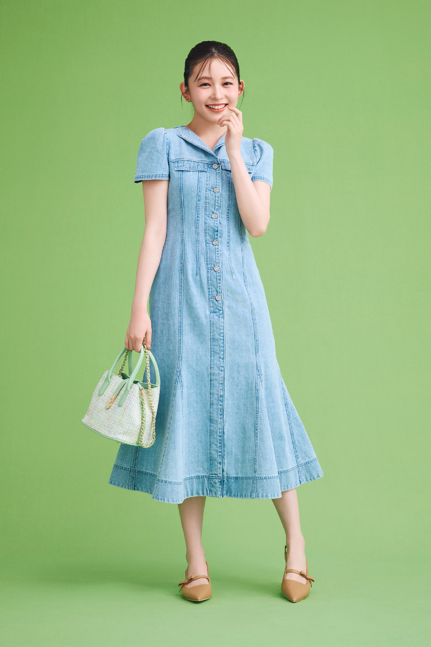 マーメイドデニムワンピース、ビジューチェリーイヤリング、メタルポイントツイードトートバッグ、リボンディテールバックストラップミュールを着用した女性のイメージ