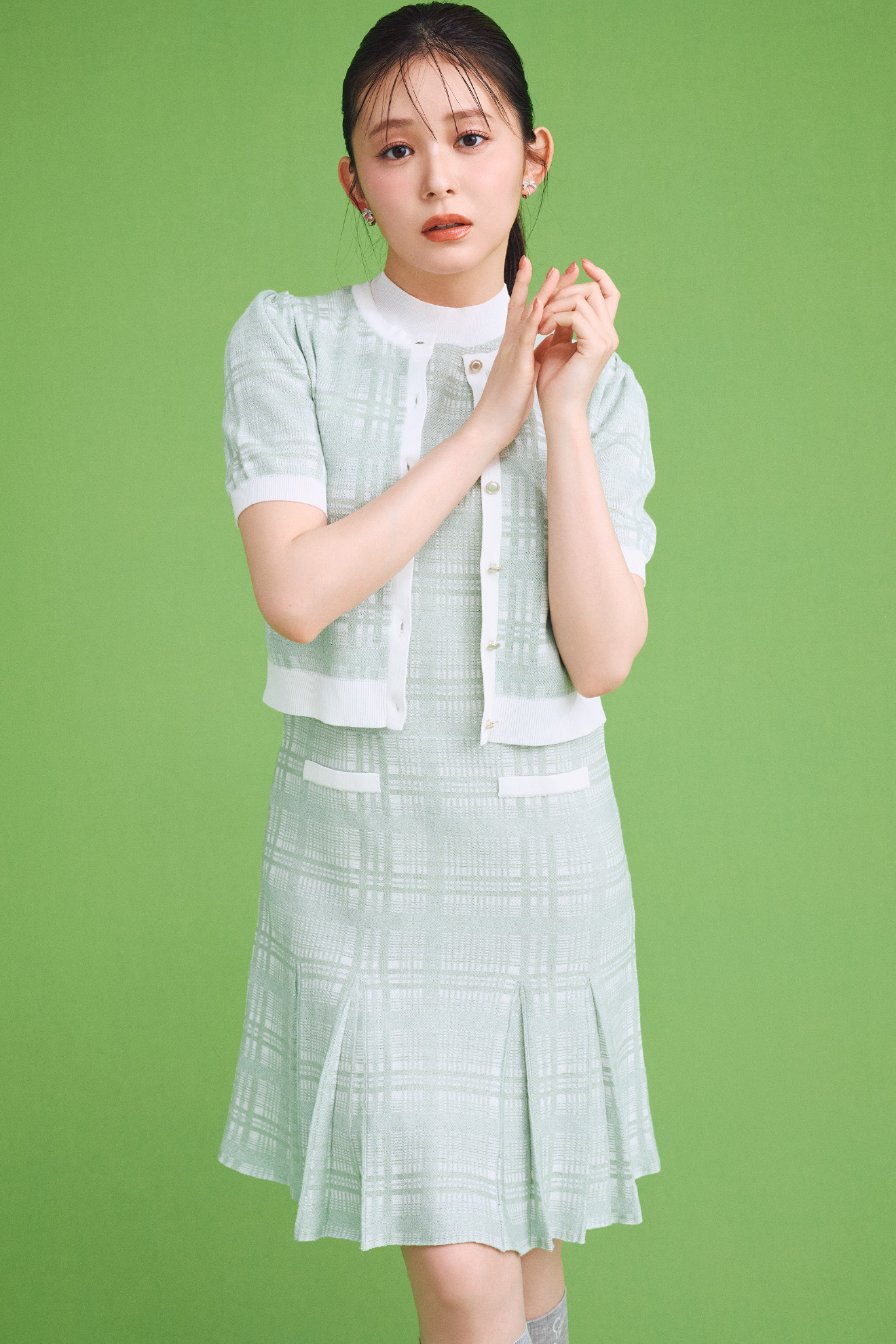 ミント色の【WEB限定カラー】チェックジャカードニットワンピースセットを着用したモデル画像