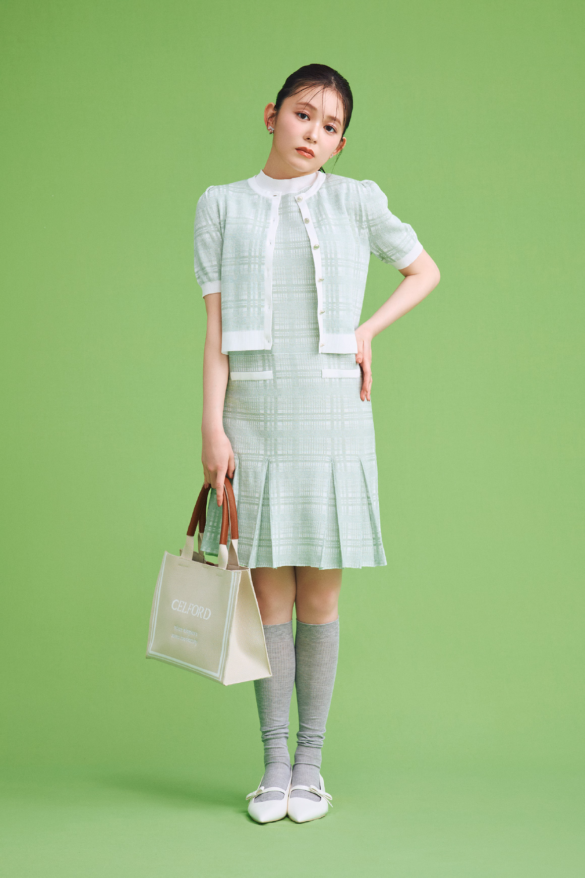 【WEB限定カラー】チェックジャカードニットワンピースセット、リボンビジューイヤリング、CELFORDロゴニットバッグ、ロゴ刺繍入り靴下、リボンディテールバックストラップミュールの着用イメージ