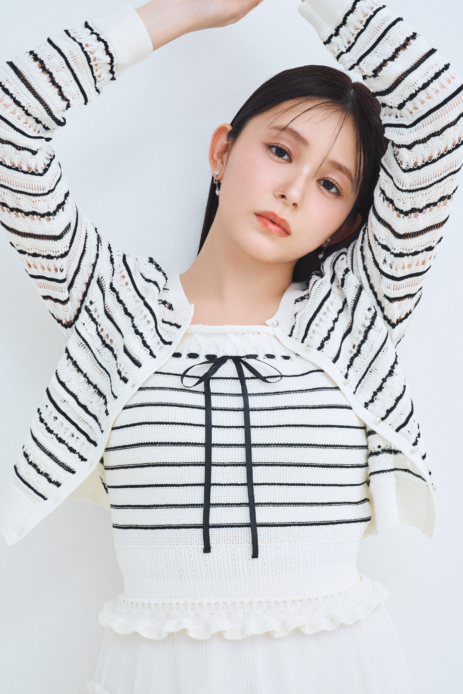 レーシーニットアンサンブル、ランダムチュールプリーツスカート、ハートパヴェビジューイヤリング、オリジナルビジューリュックの着用イメージ