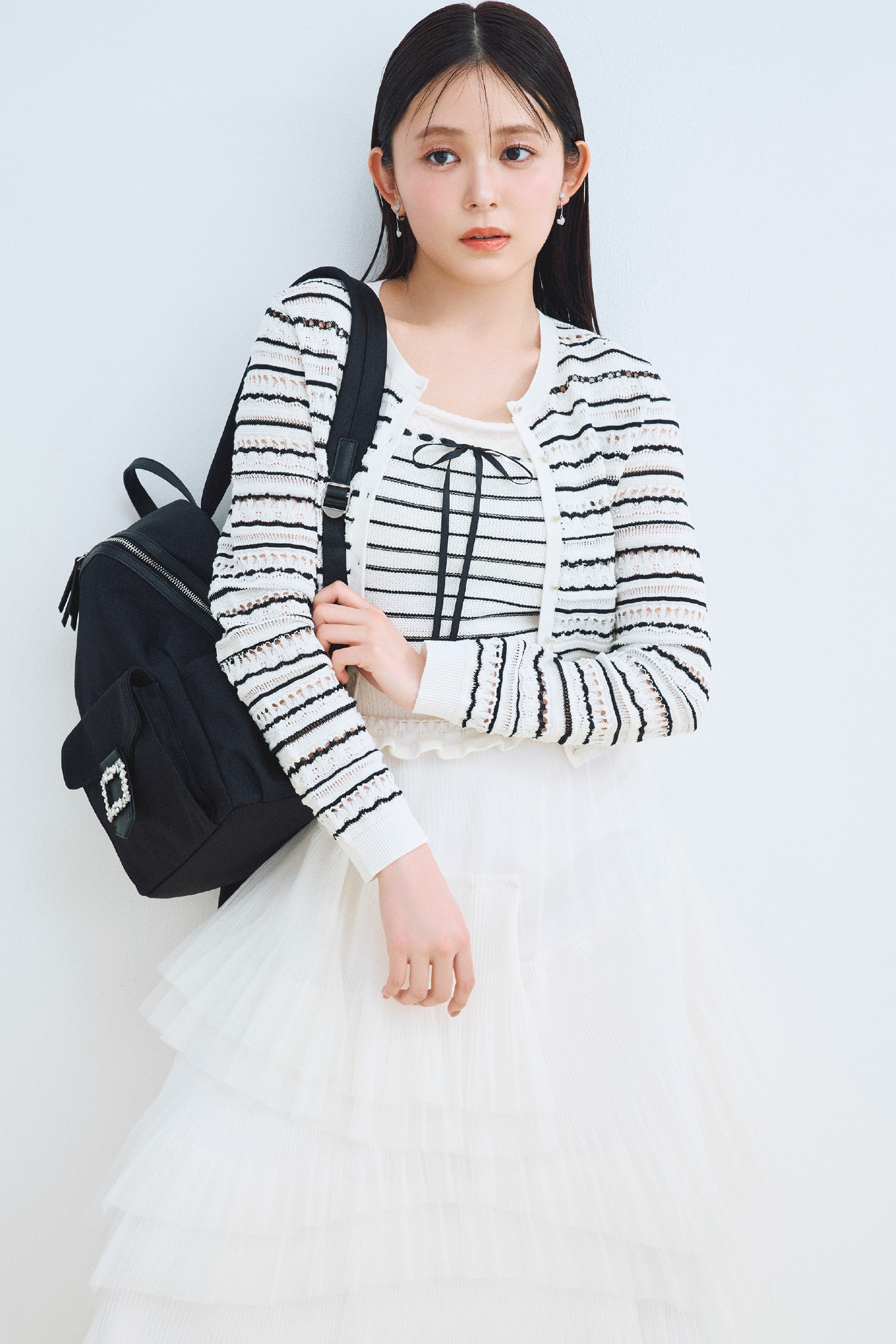 レーシーニットアンサンブル、ランダムチュールプリーツスカートを着用したモデル画像