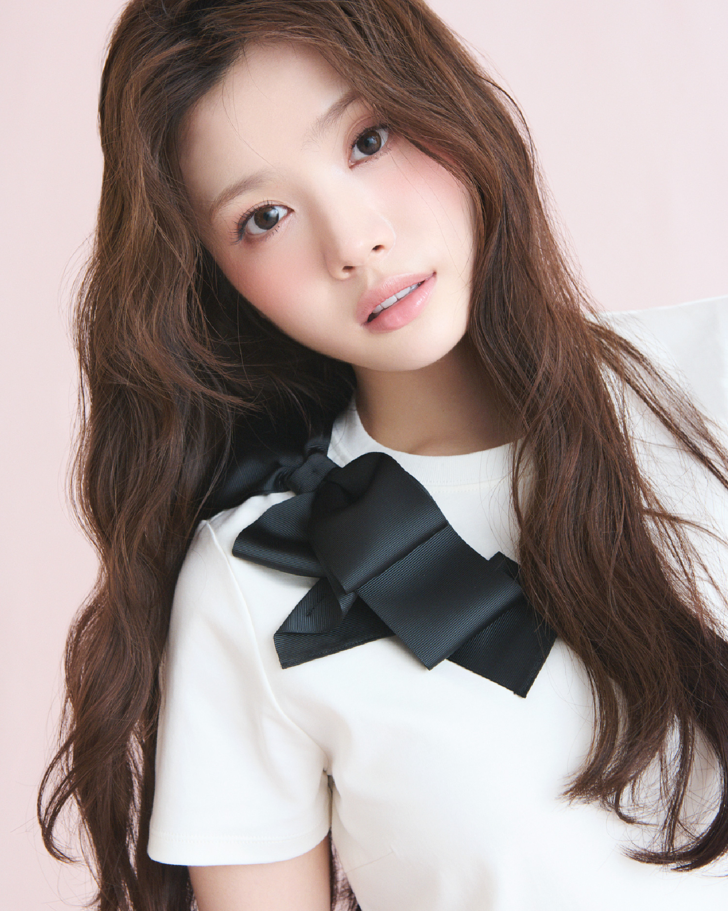 アシメリボンTシャツを着用したモデル画像