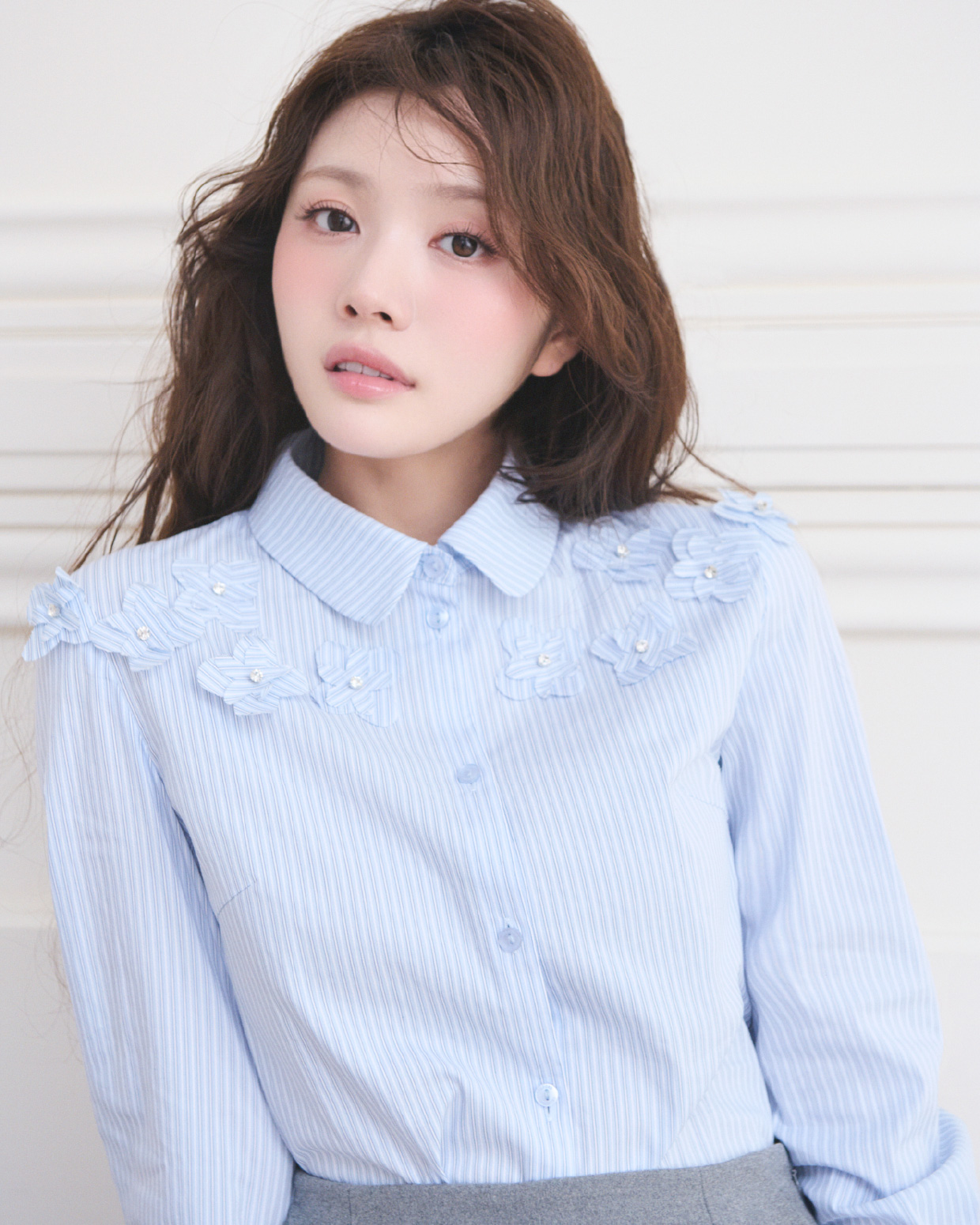 フローラルビジューデコレートシャツを着用した女性のイメージ