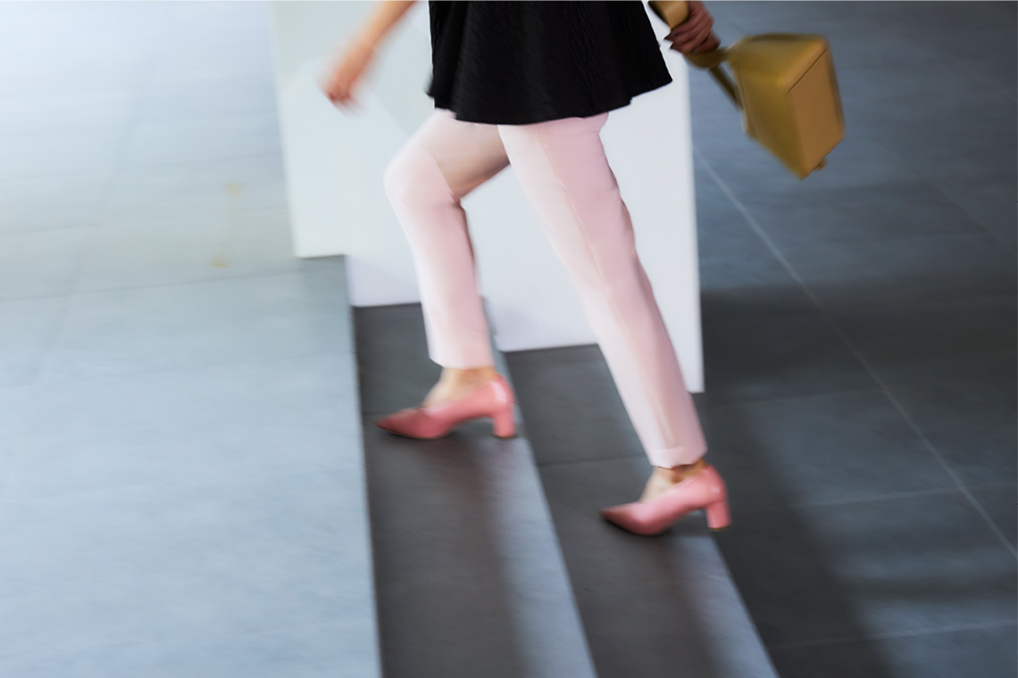 ピンクのパンツを着たモデル