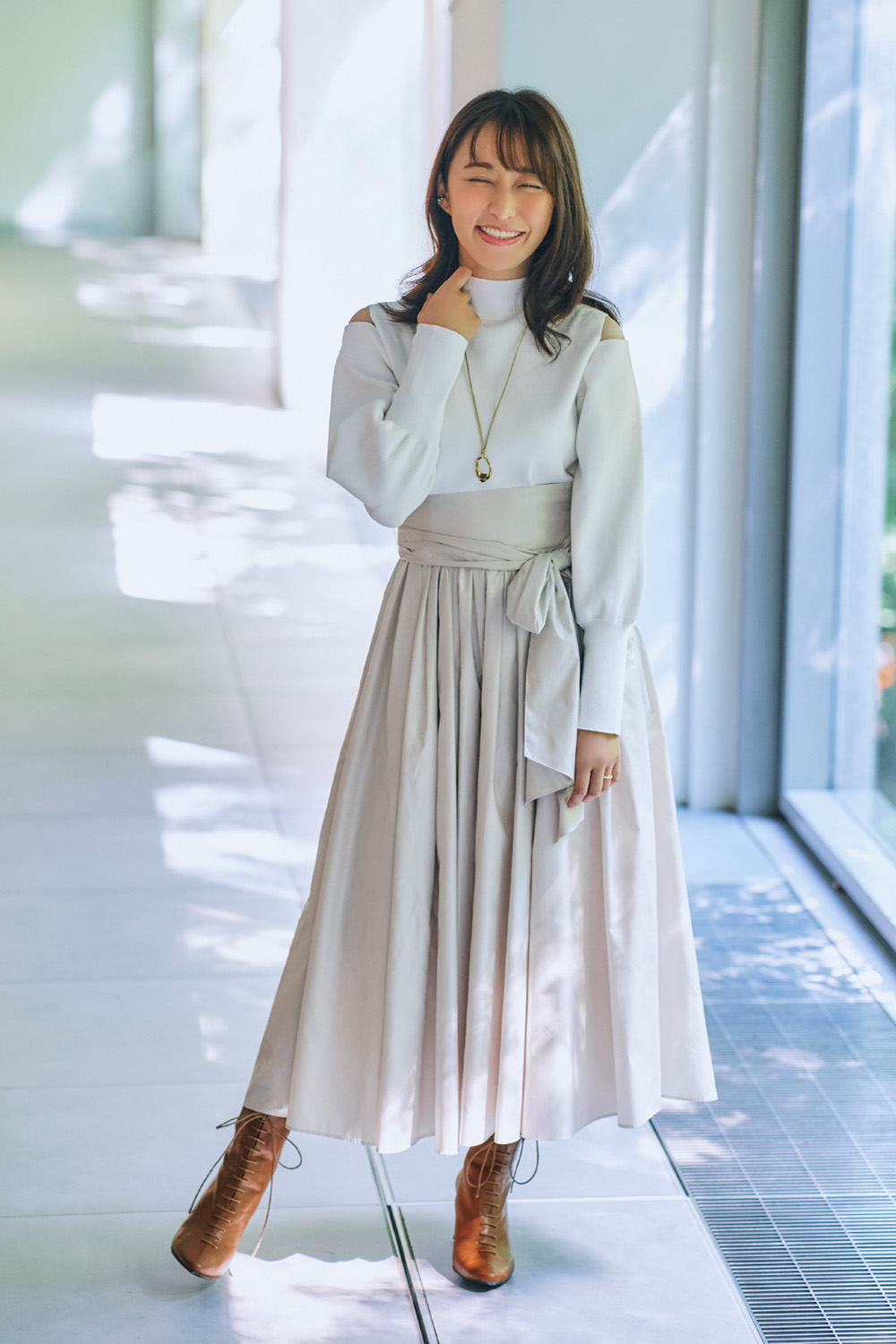 ベージュのワンピースを着た枡田絵理奈