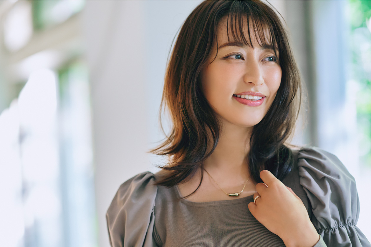ベージュのワンピースを着た枡田絵理奈
