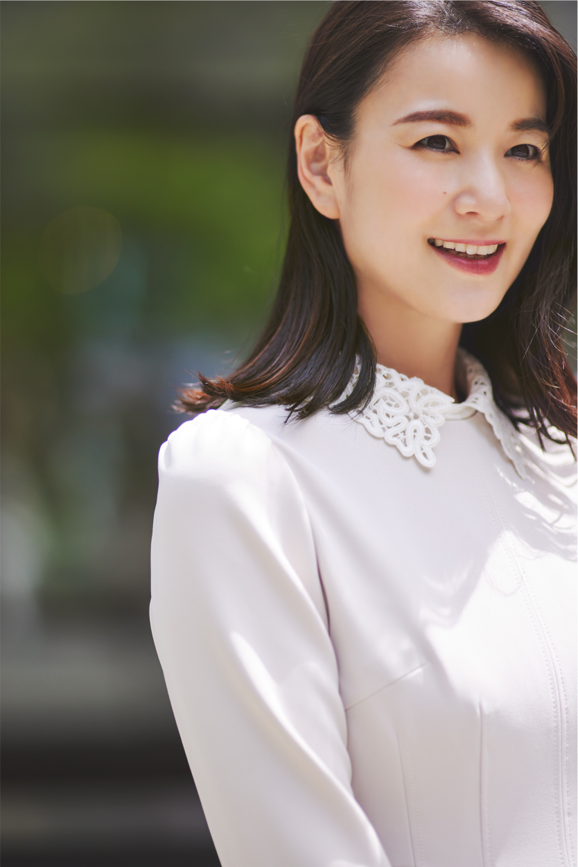 ベージュのワンピースを着た枡田絵理奈