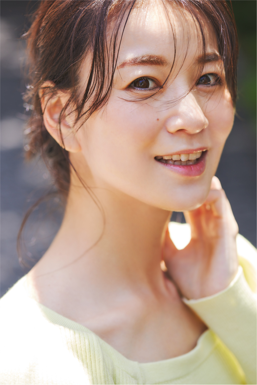ベージュのワンピースを着た枡田絵理奈