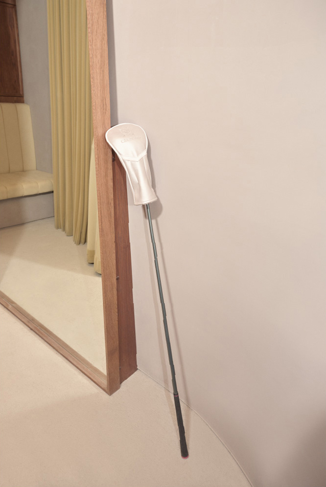 ゴルフウェアを着用したモデル画像