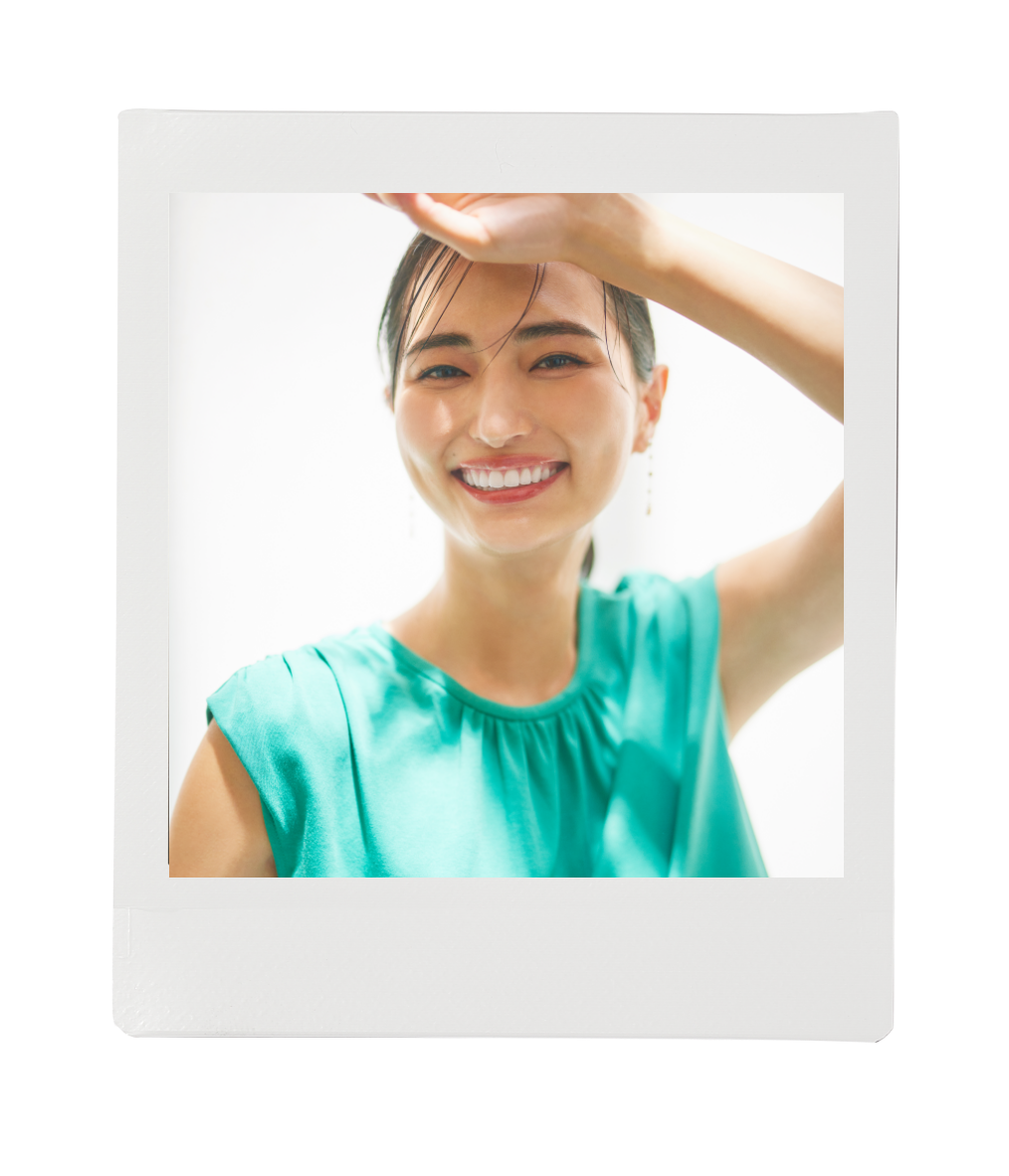 ターコイズのトップスを着た女性のコラ画像