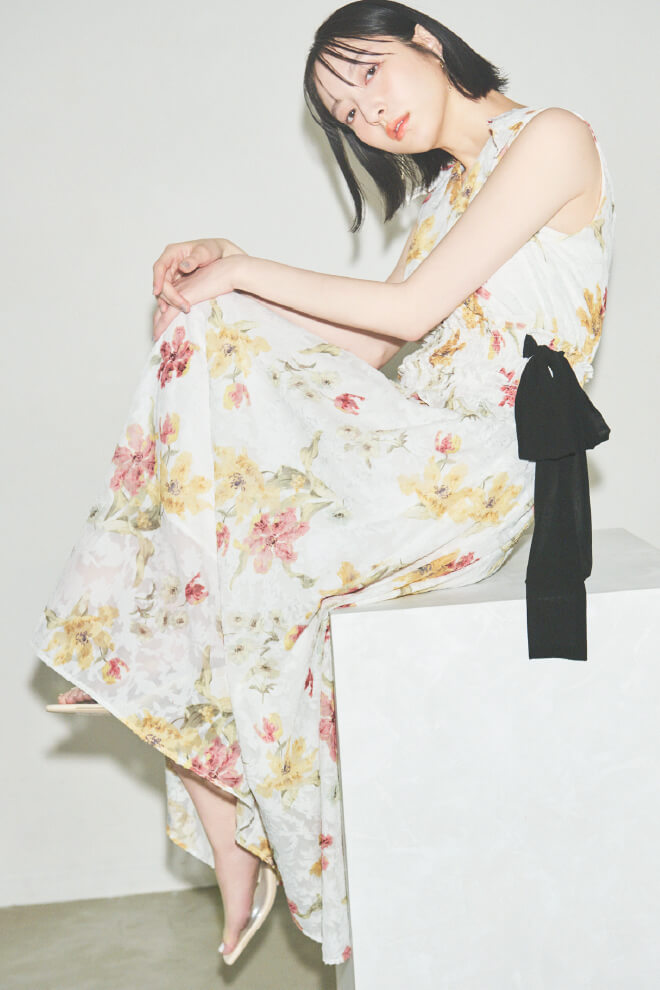 花々が優雅にゆれるキャッチーなワンピース
