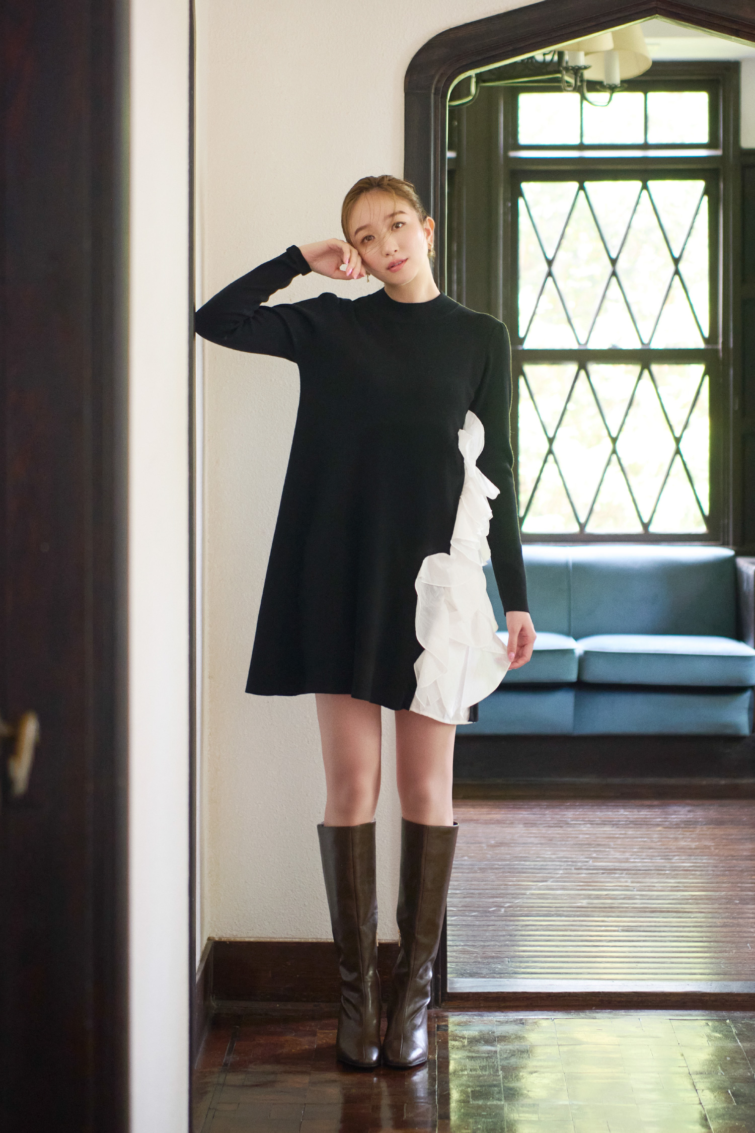 黒のドレスを着た女性