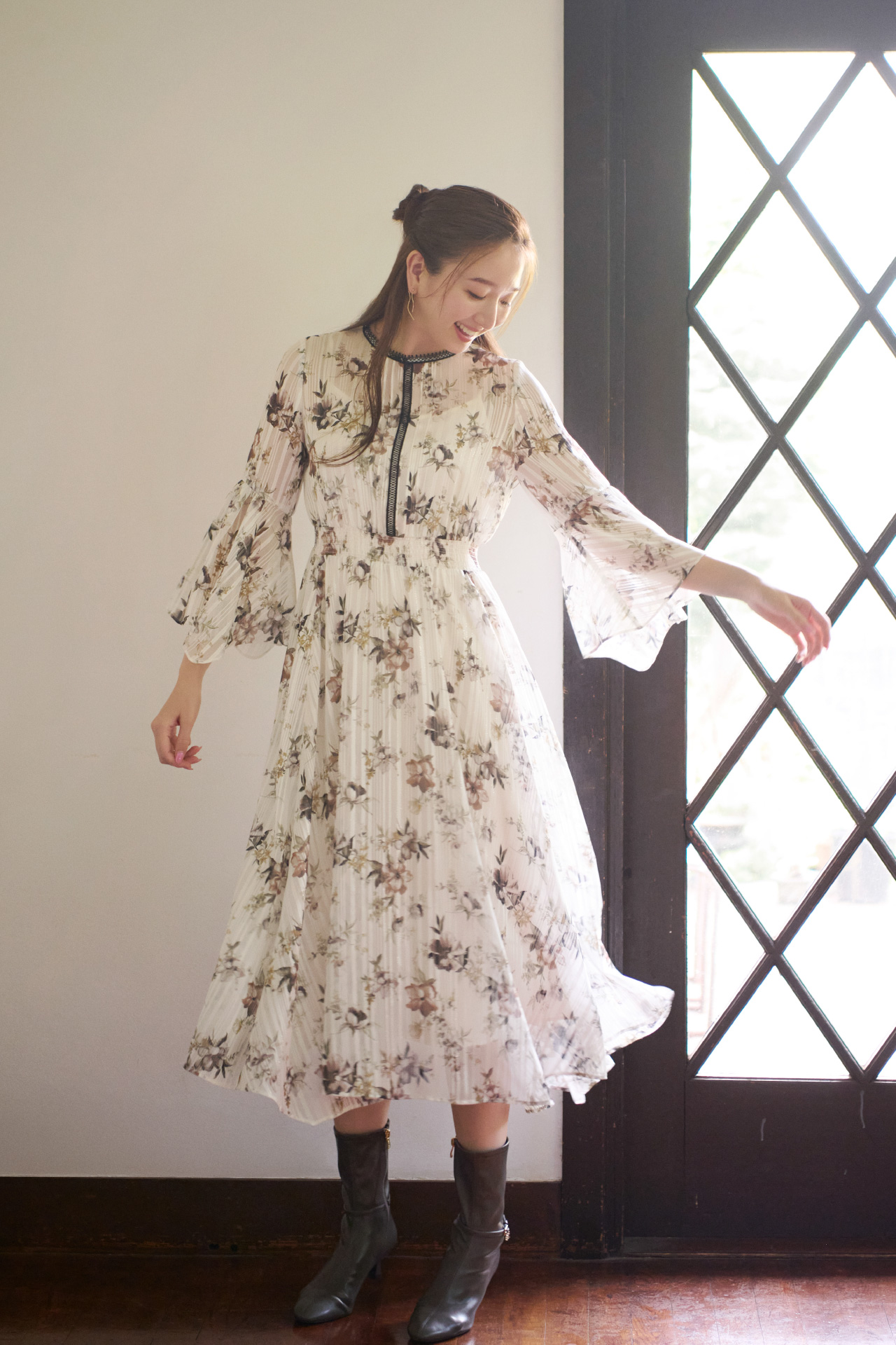 白のドレスを着た女性