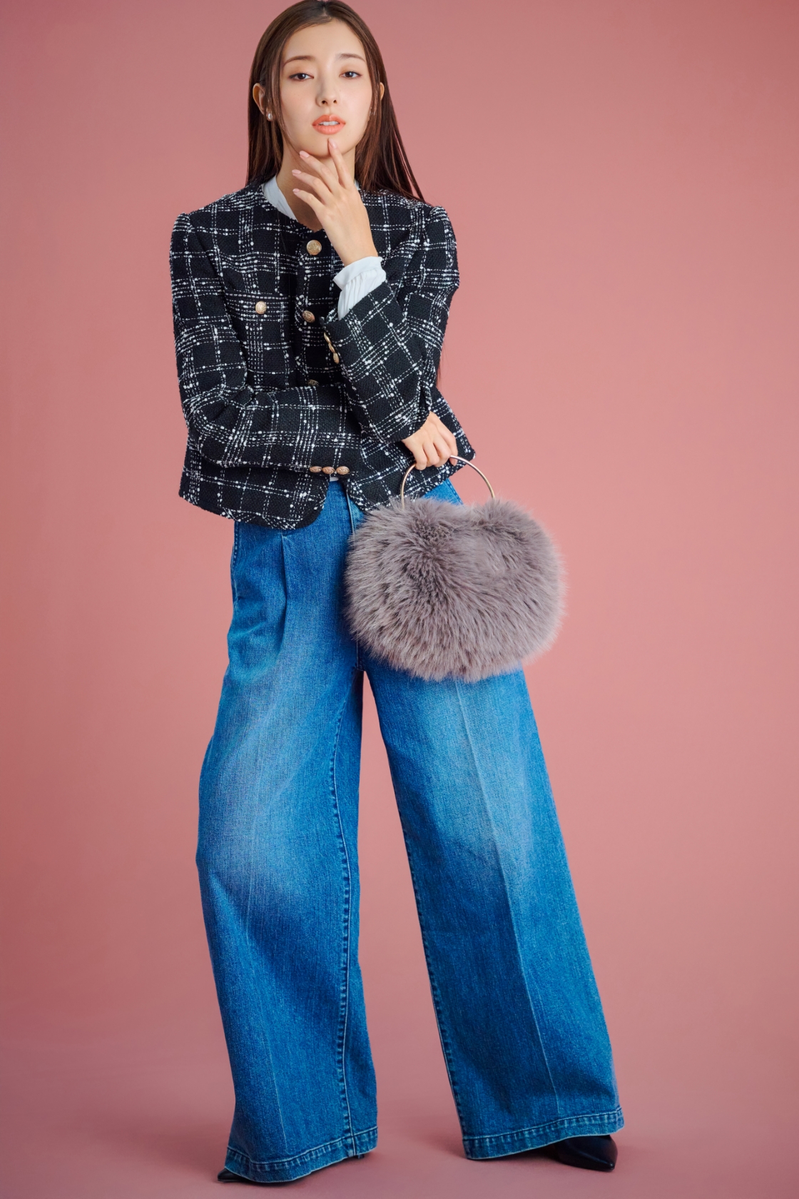 Jacket Blouse Pants Earrings Bag Pupmsを着用するモデル