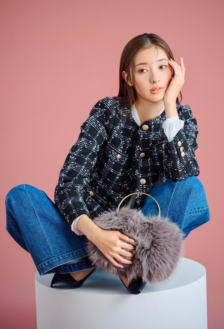 Jacket Blouse Pants Earrings Bag Pupmsを着用するモデル