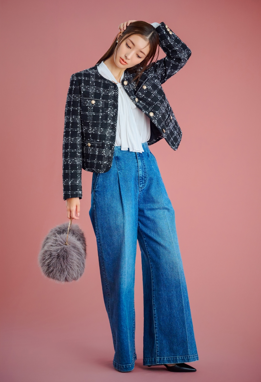 Jacket Blouse Pants Earrings Bag Pupmsを着用するモデル