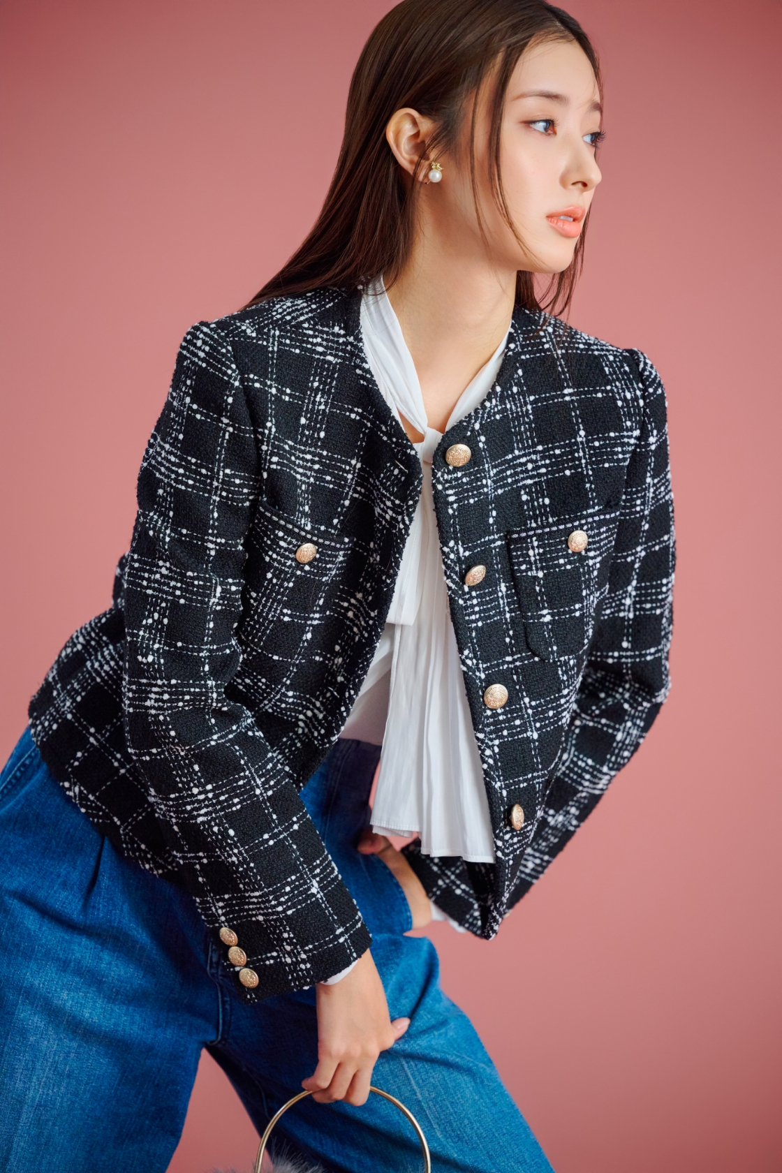Jacket Blouse Pants Earrings Bagを着用するモデル