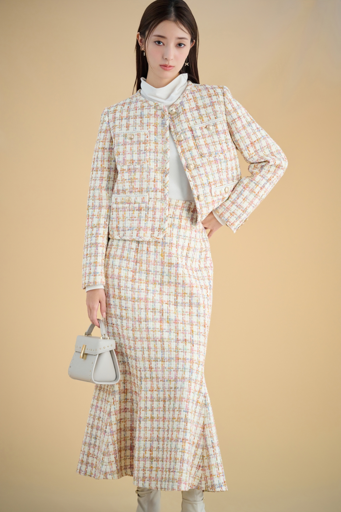 Cardigan Skirt Earrings Bag Shoesを着用するモデル