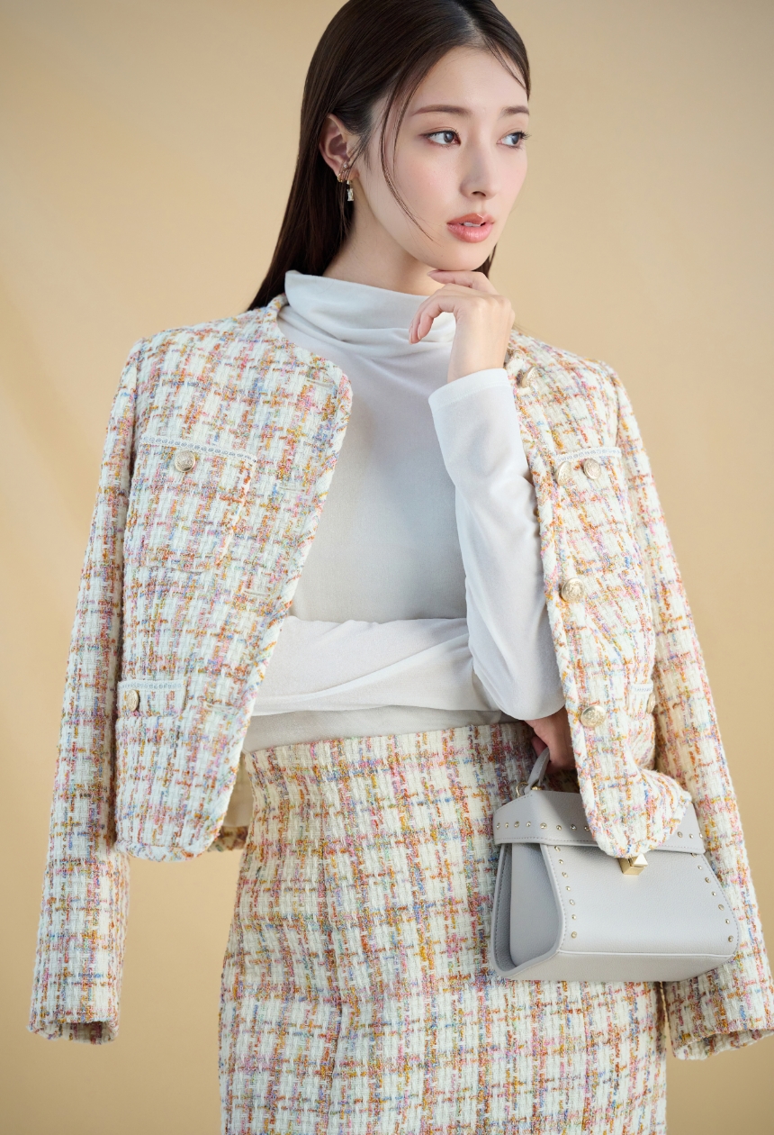 Cardigan Skirt Earrings Bag Shoesを着用するモデル