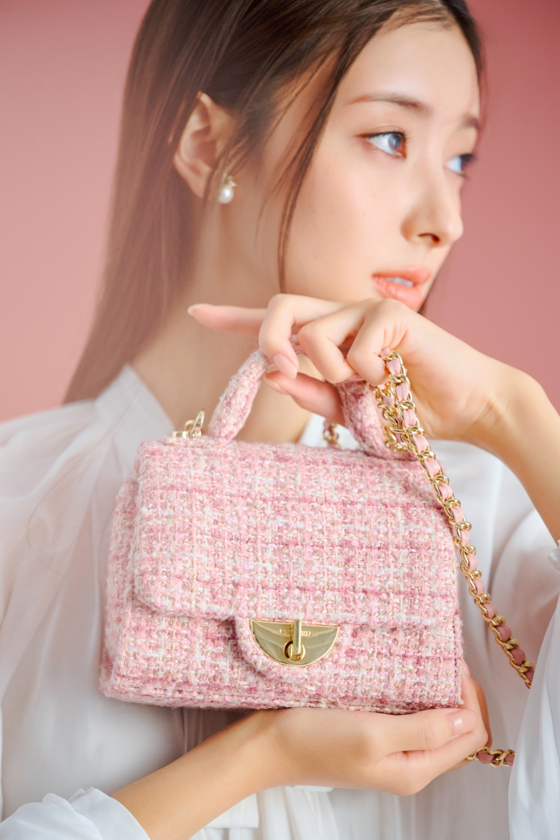 Bagを着用するモデル